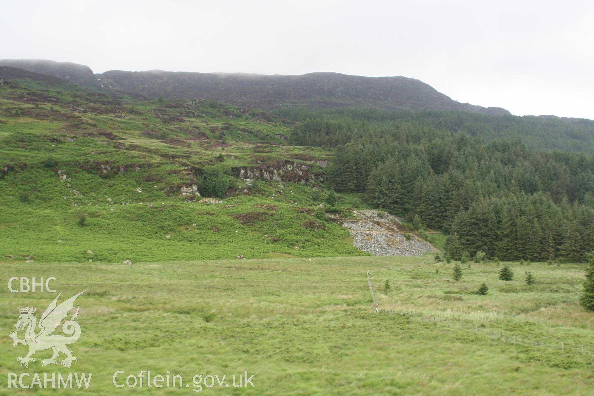 Setting of Chawarel/Penrhiw Hone Quarry showing spoil heaps, looking north