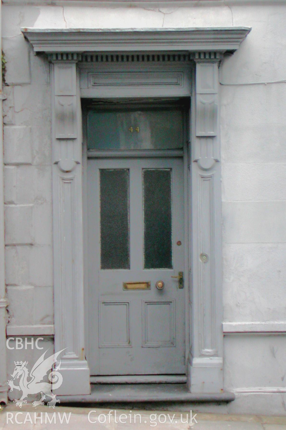 Detail of the front doorway of 44 Bridge Street.