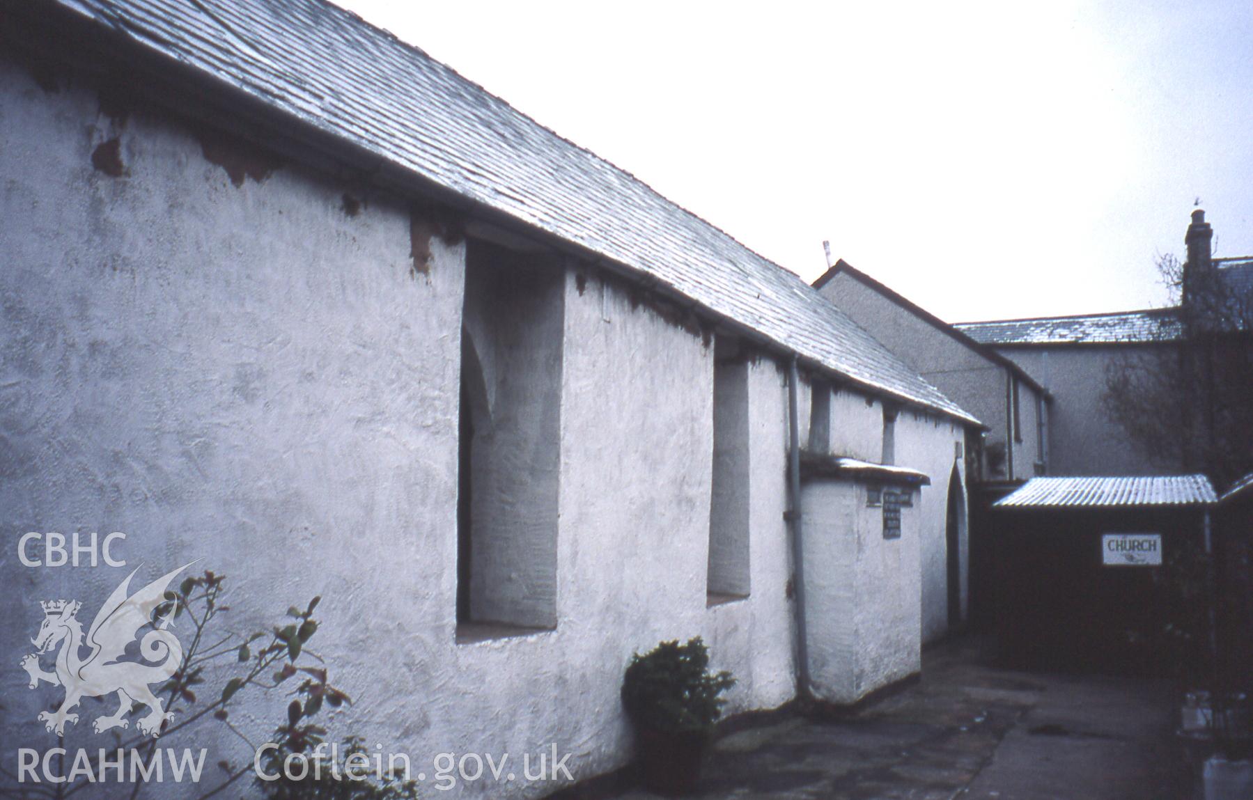 SW  front of single-storey church looking away from High Street buildings