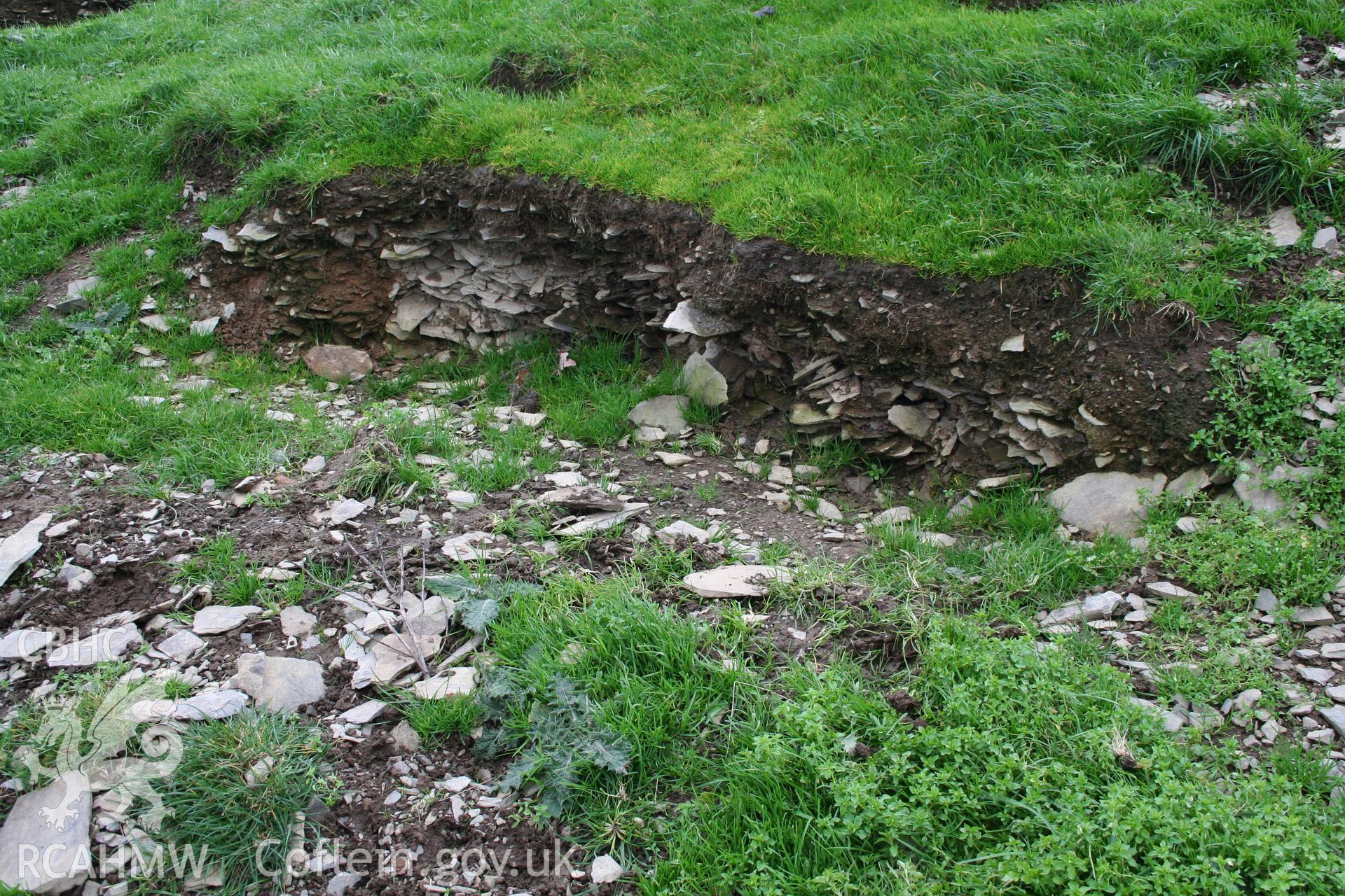 Pen'r-allt hillfort: erosion feature in Inner Rampart, showing rampart composition of broken shale rubble and earth