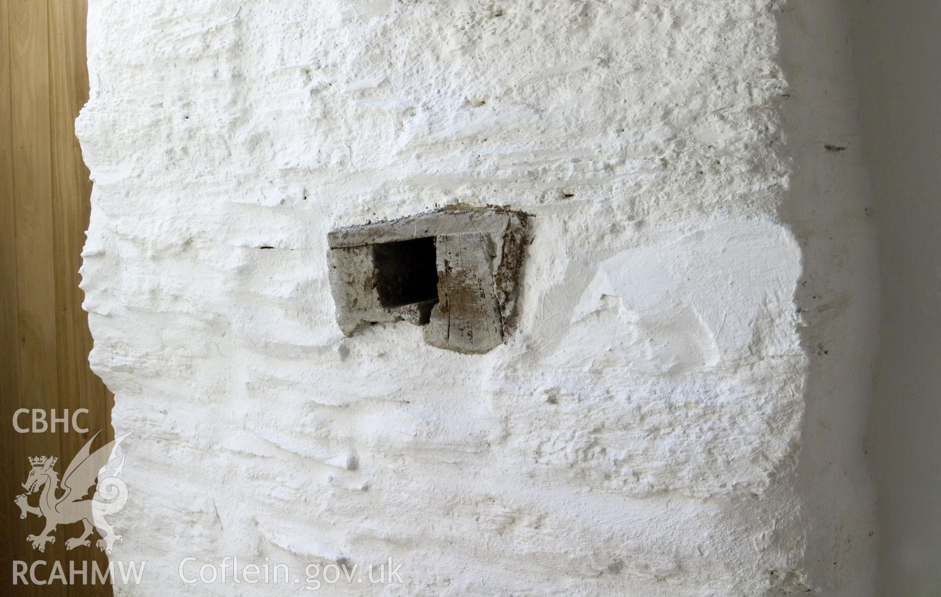 Front range, internal draw bar recess between shop and rear rooms. (Room G2 on architect's plans).