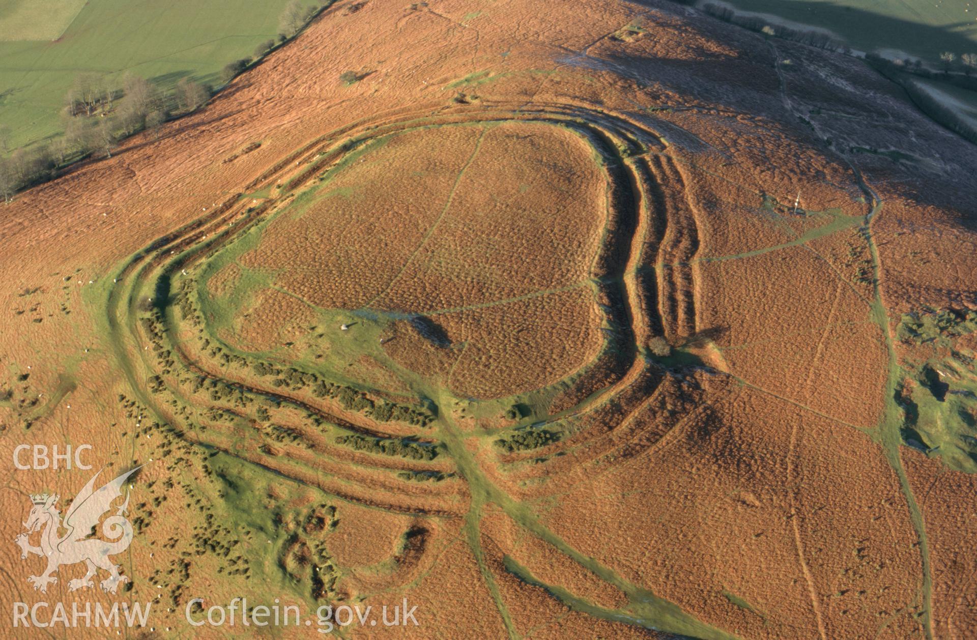 RCAHMW colour slide oblique aerial photograph of Pen-y-crug, Yscir, taken on 22/01/1999 by Toby Driver