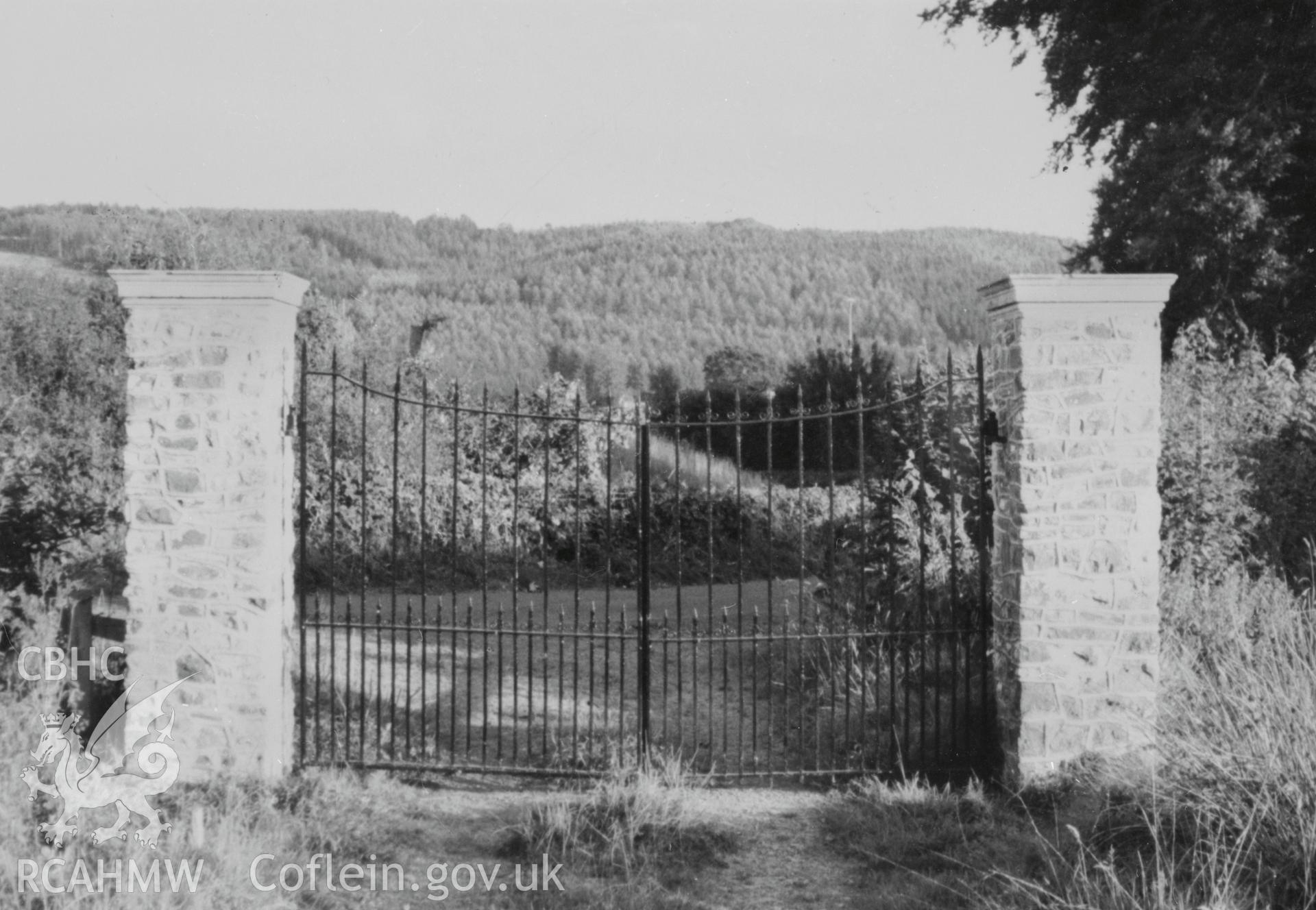 Copy of b/w photo of front gates at Llwynwormwood, copied from original loaned by Thomas Lloyd.  Copy negative held.