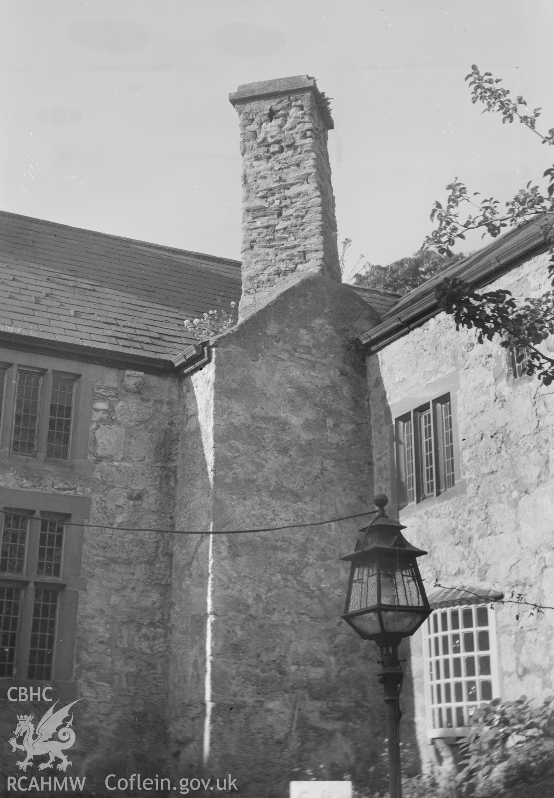 Exterior view showing the chimney.