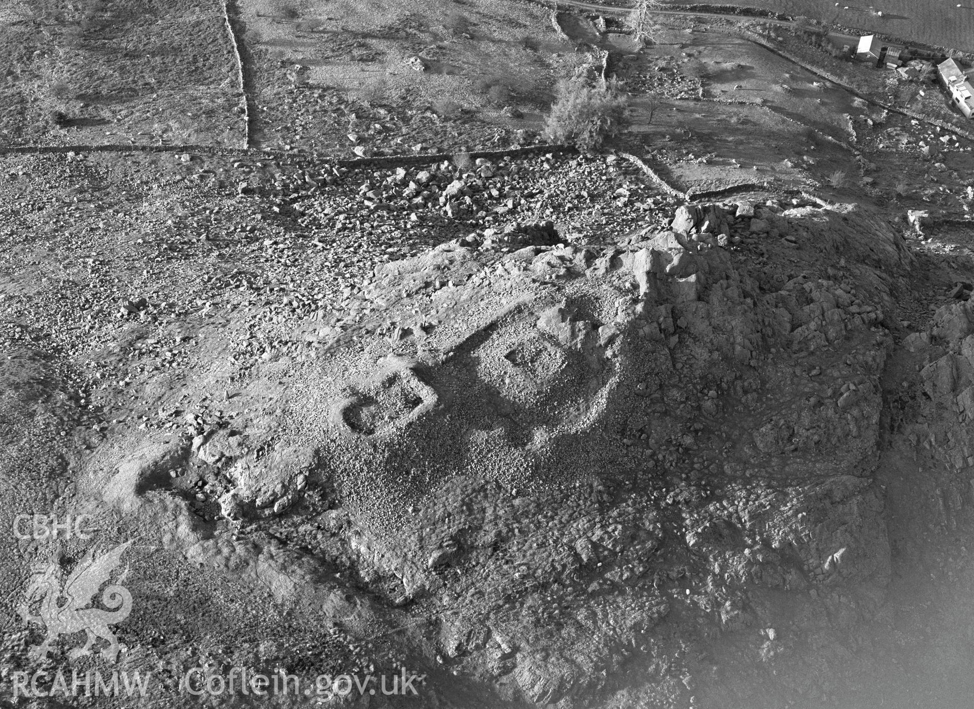 RCAHMW Black and white oblique aerial photograph of Castell Carndochan, Dolhendre, Llanuwchllyn, taken by C.R. Musson, 17/04/94