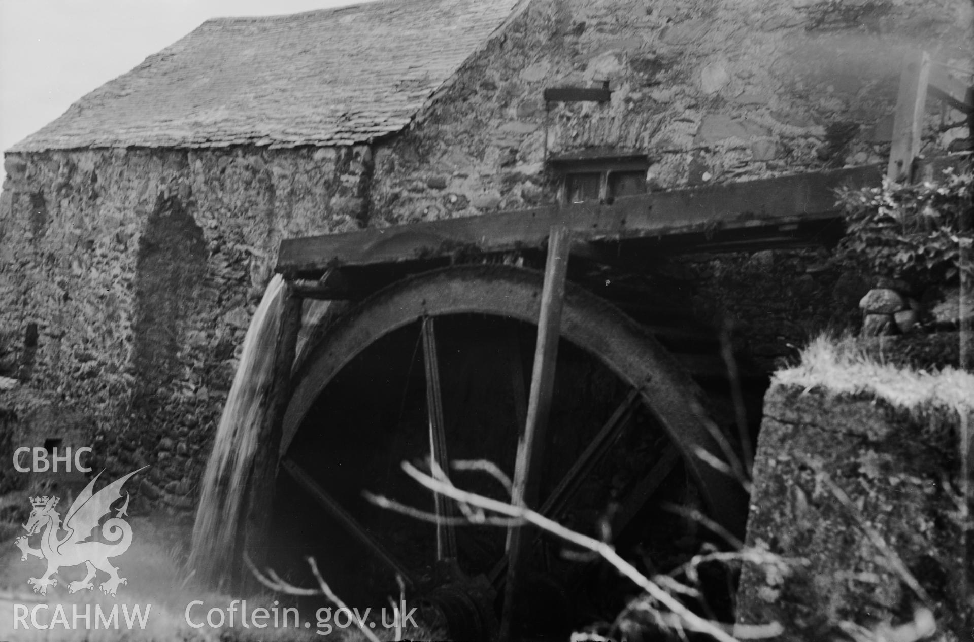 View of waterwheel at Gwenddar Mill, Llangelynin taken 15.04.1950.