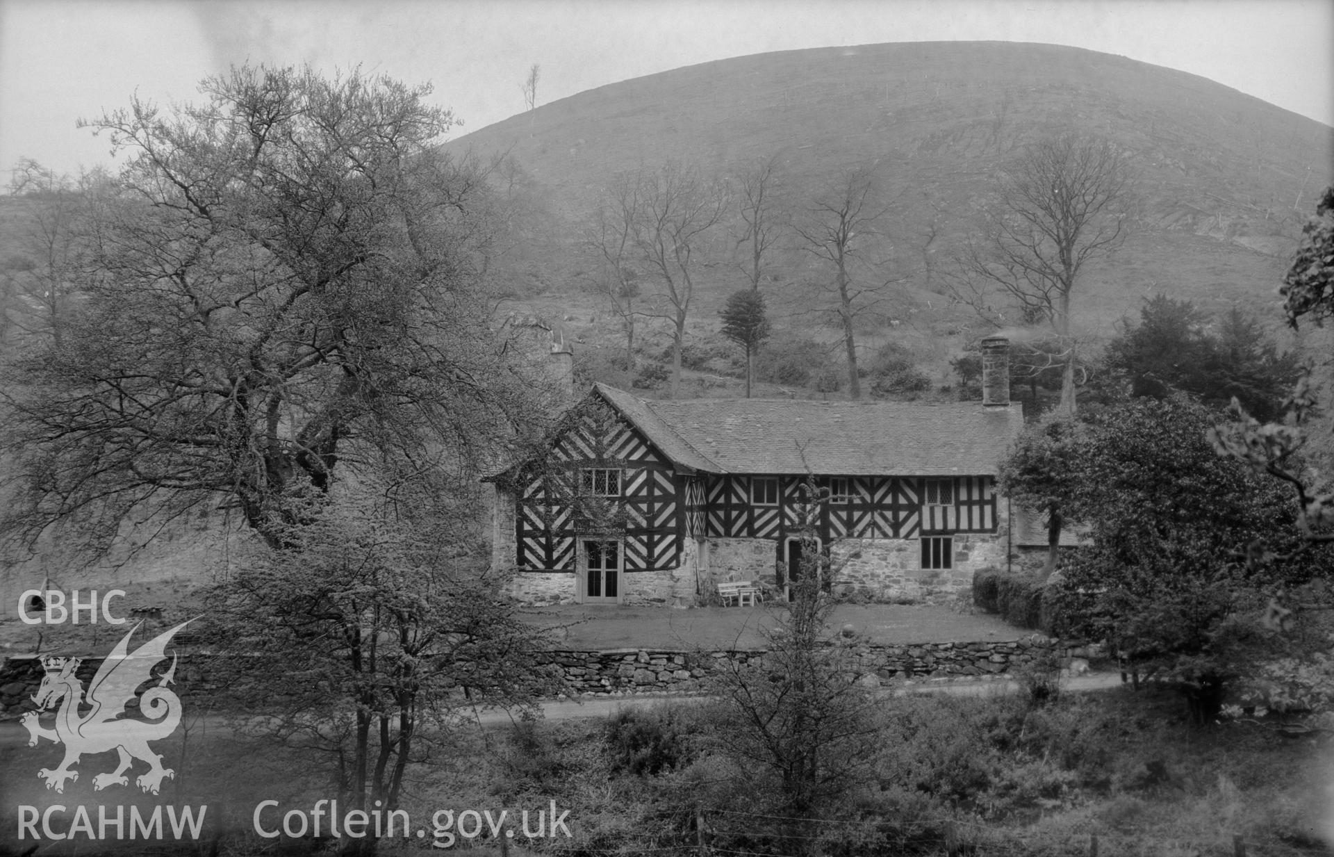 Exterior: the house from a distance