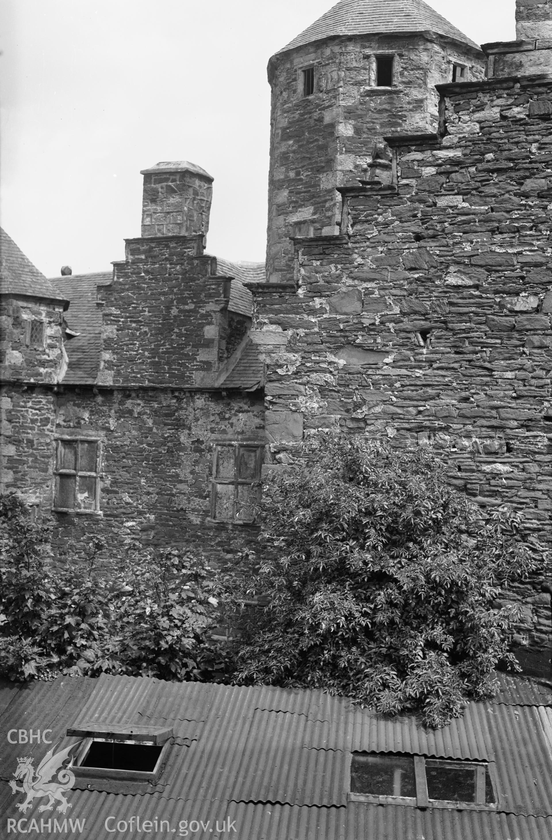 Exterior view of Plas Mawr, Conwy, taken 06.08.1950.