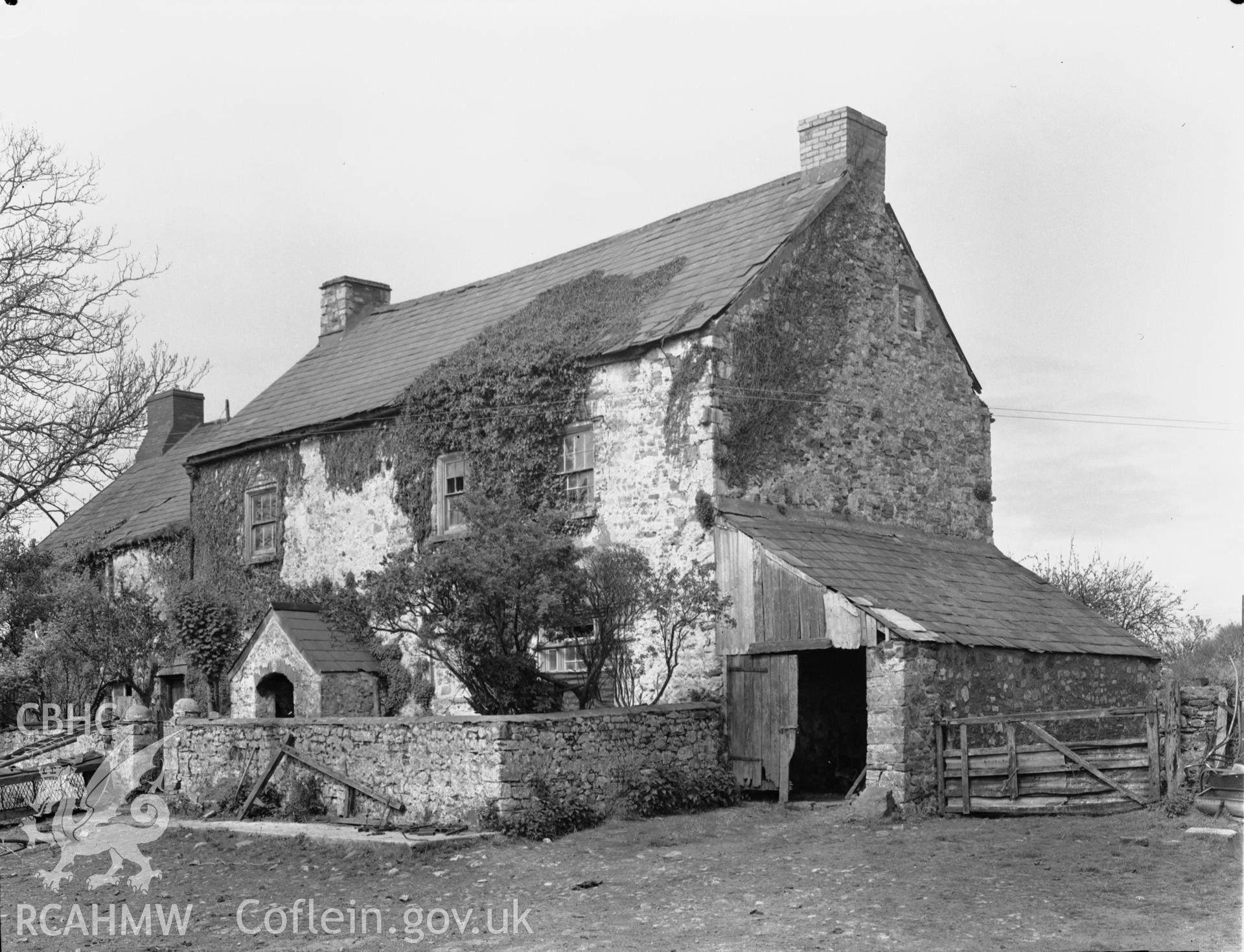 Exterior view of Trecastell, Llanharry, taken 13.05.64.