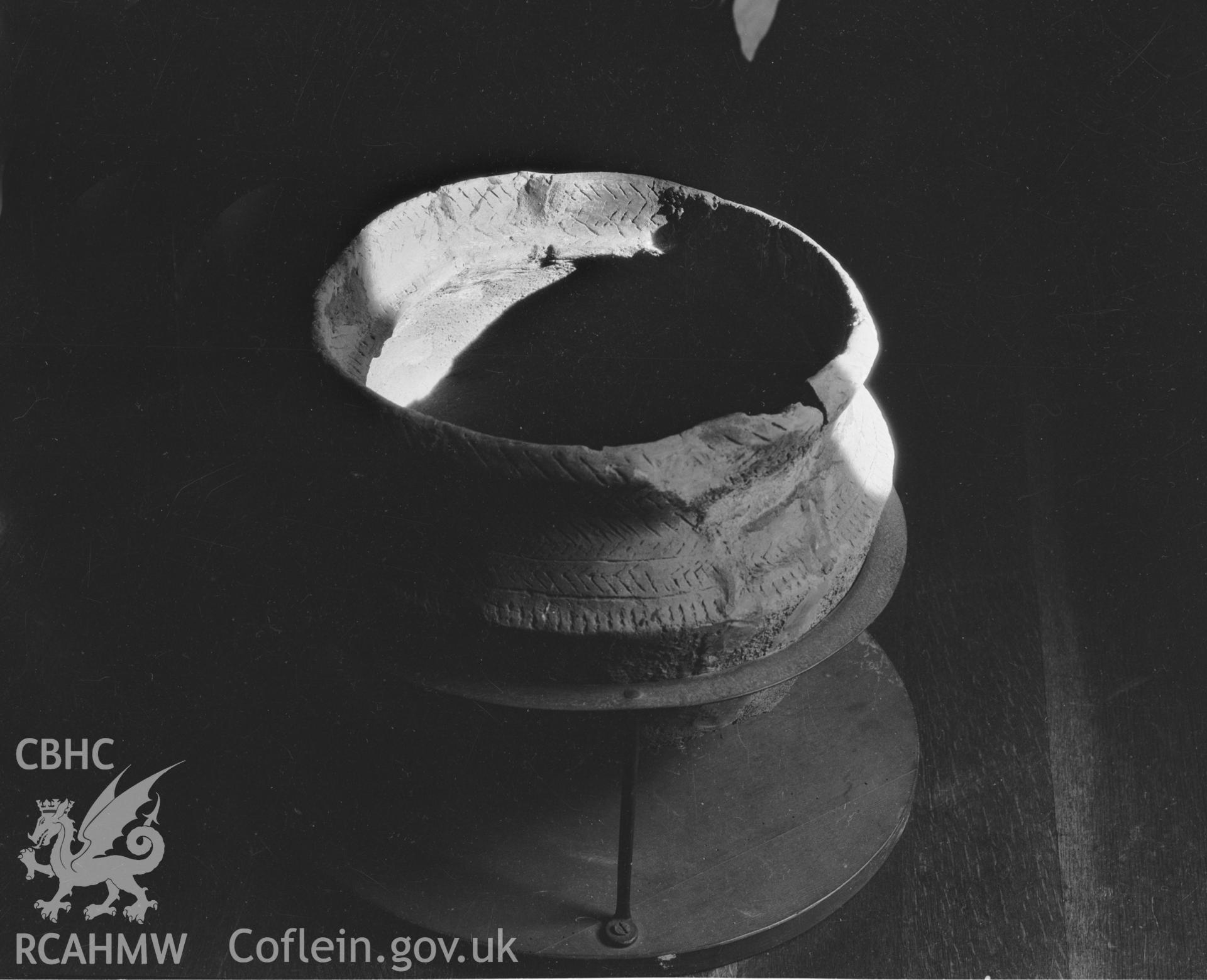 View of urn found at Glynllifon, Llandwrog taken 05.09.1953.