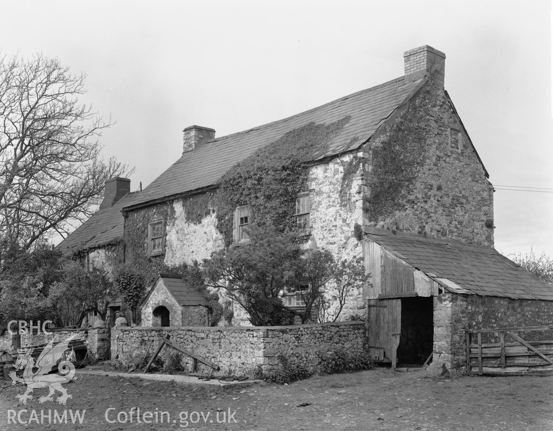 Exterior view of Trecastell, Llanharry, taken 13.05.64.
