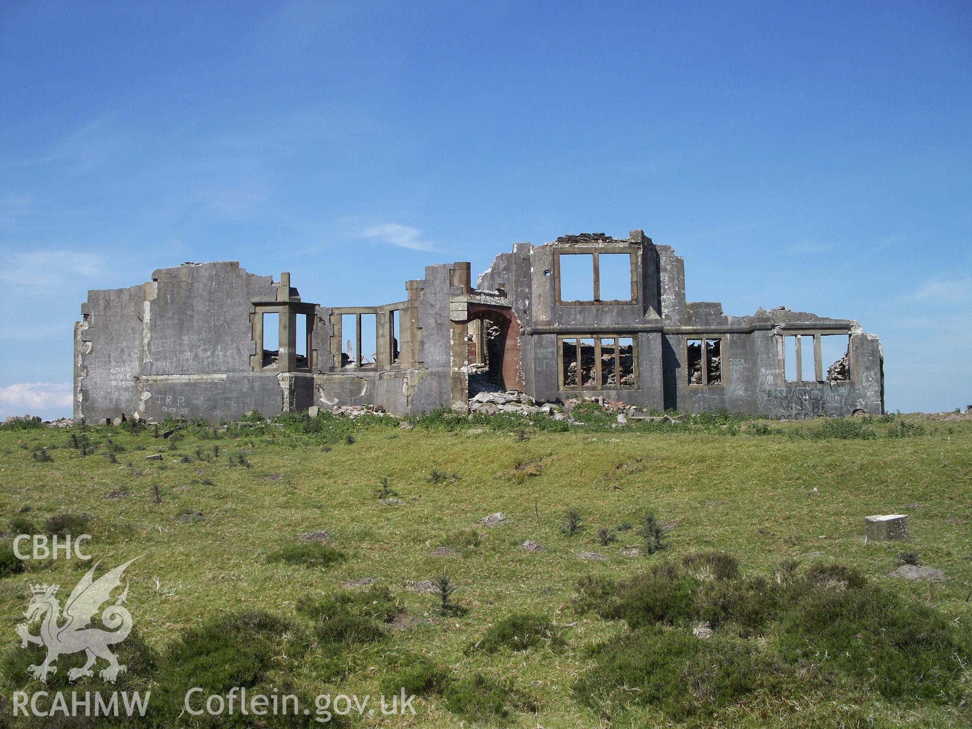 The remains of Gwylfa Hiraethog in 2009.  The front (east) elevation.