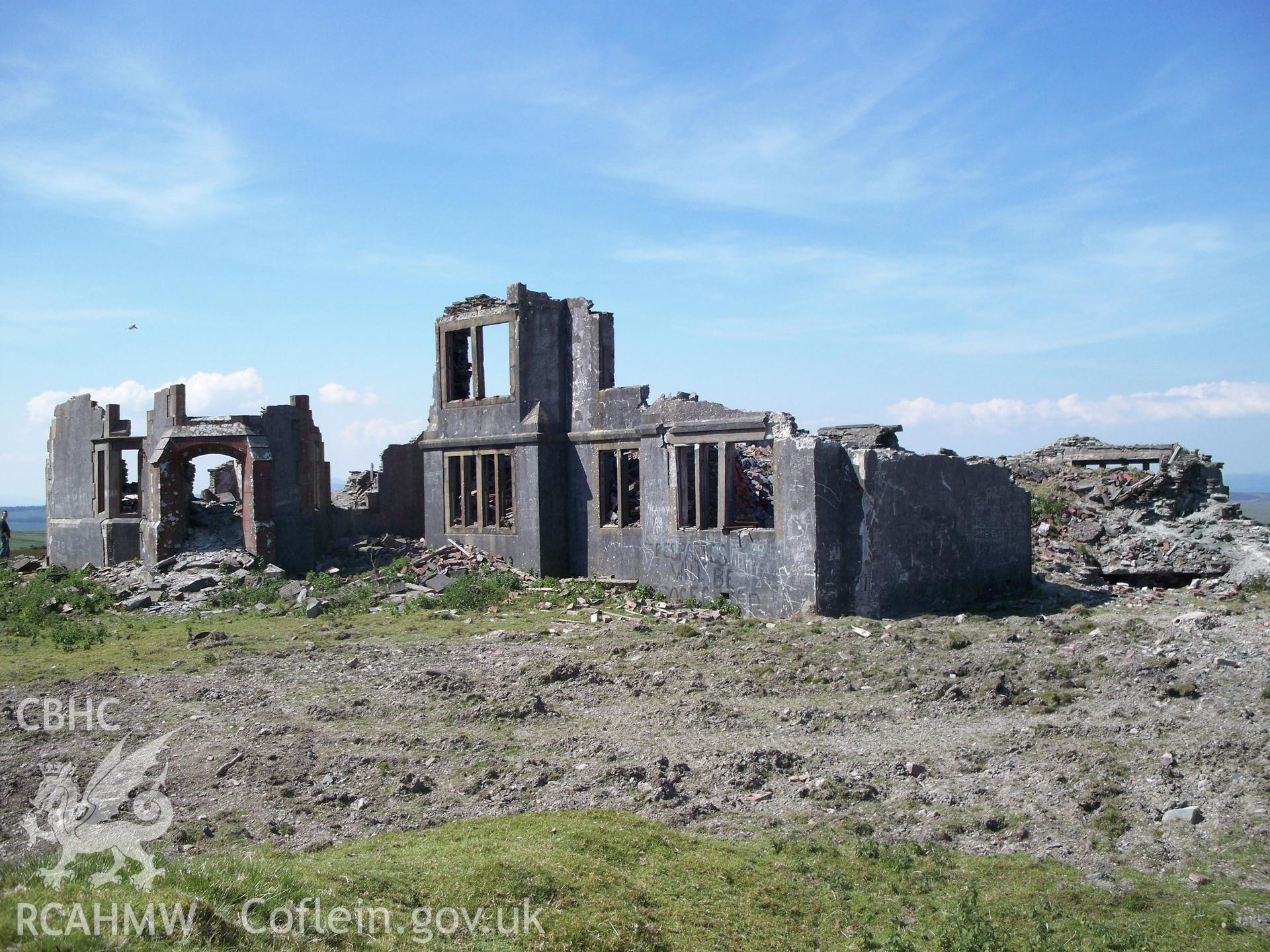 The  remains of Gwylfa Hiraethog in 2009. The main door and porch on the front (east) elevation.