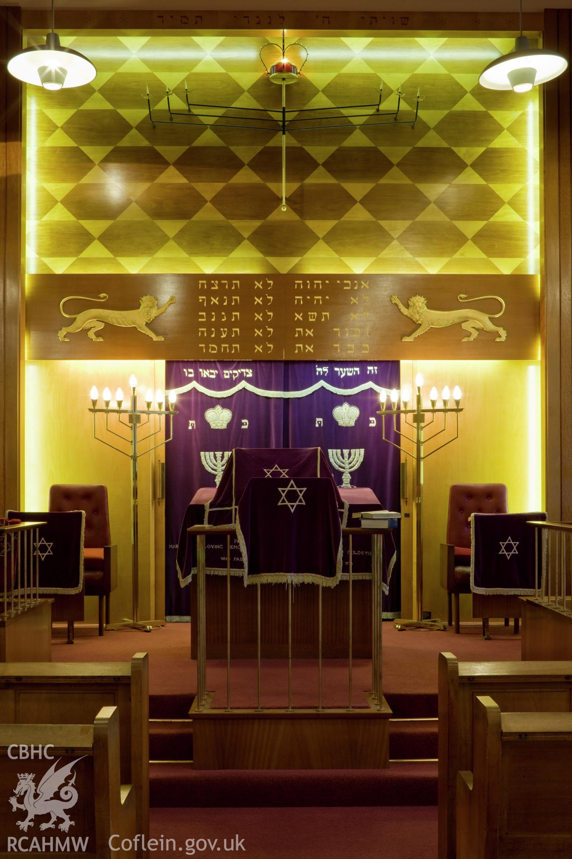 Reading platform (bimah), and open ark.