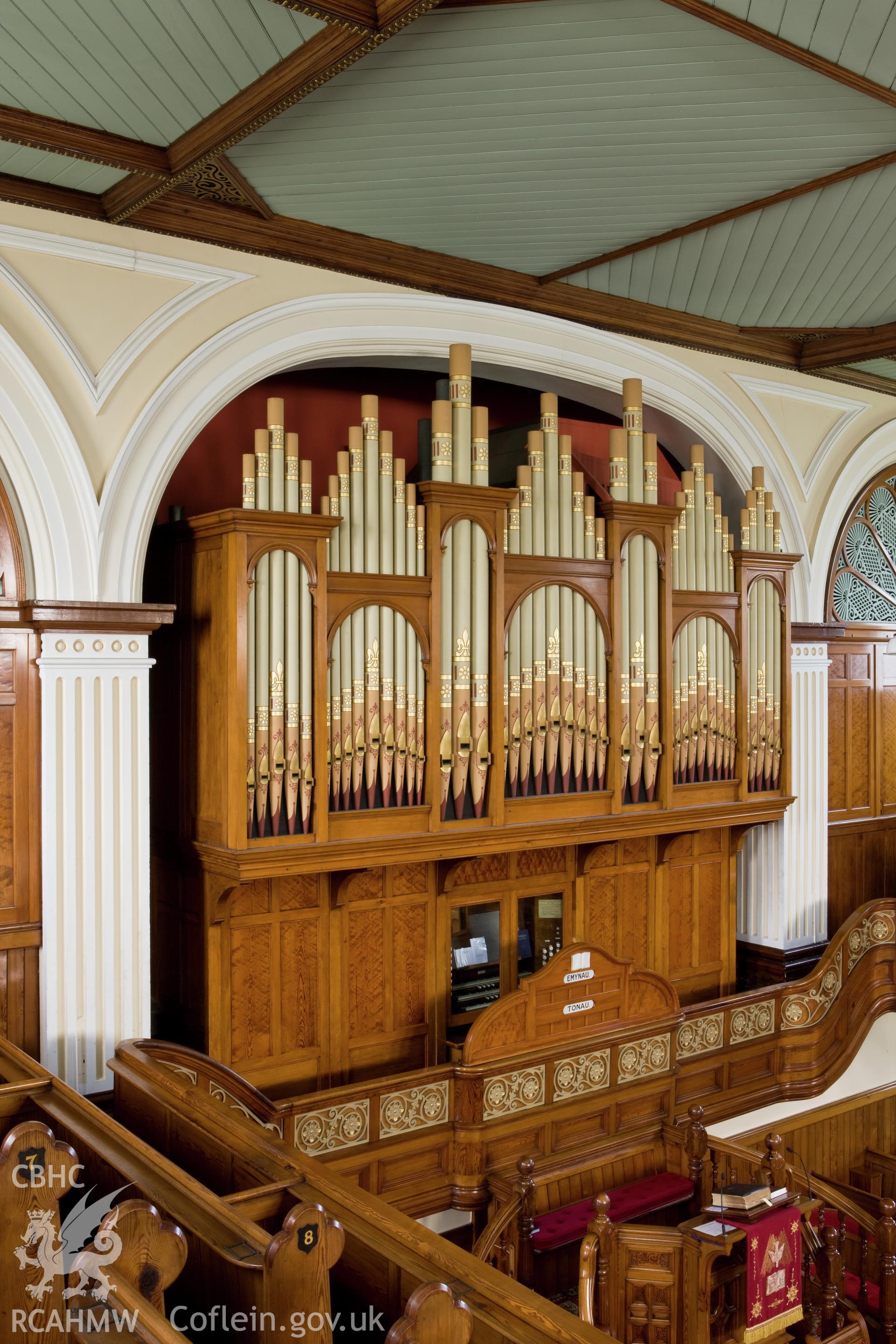 Organ oblique from the gallery.