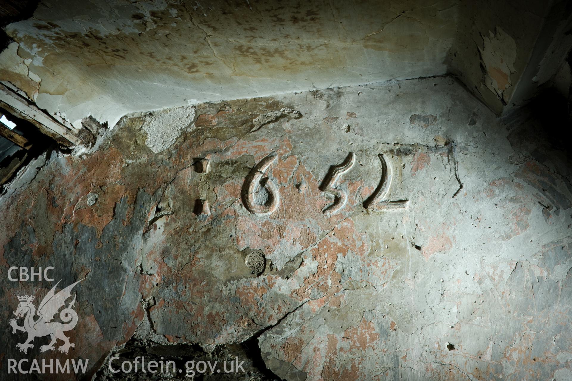 1652 plaster date in lesser chamber.