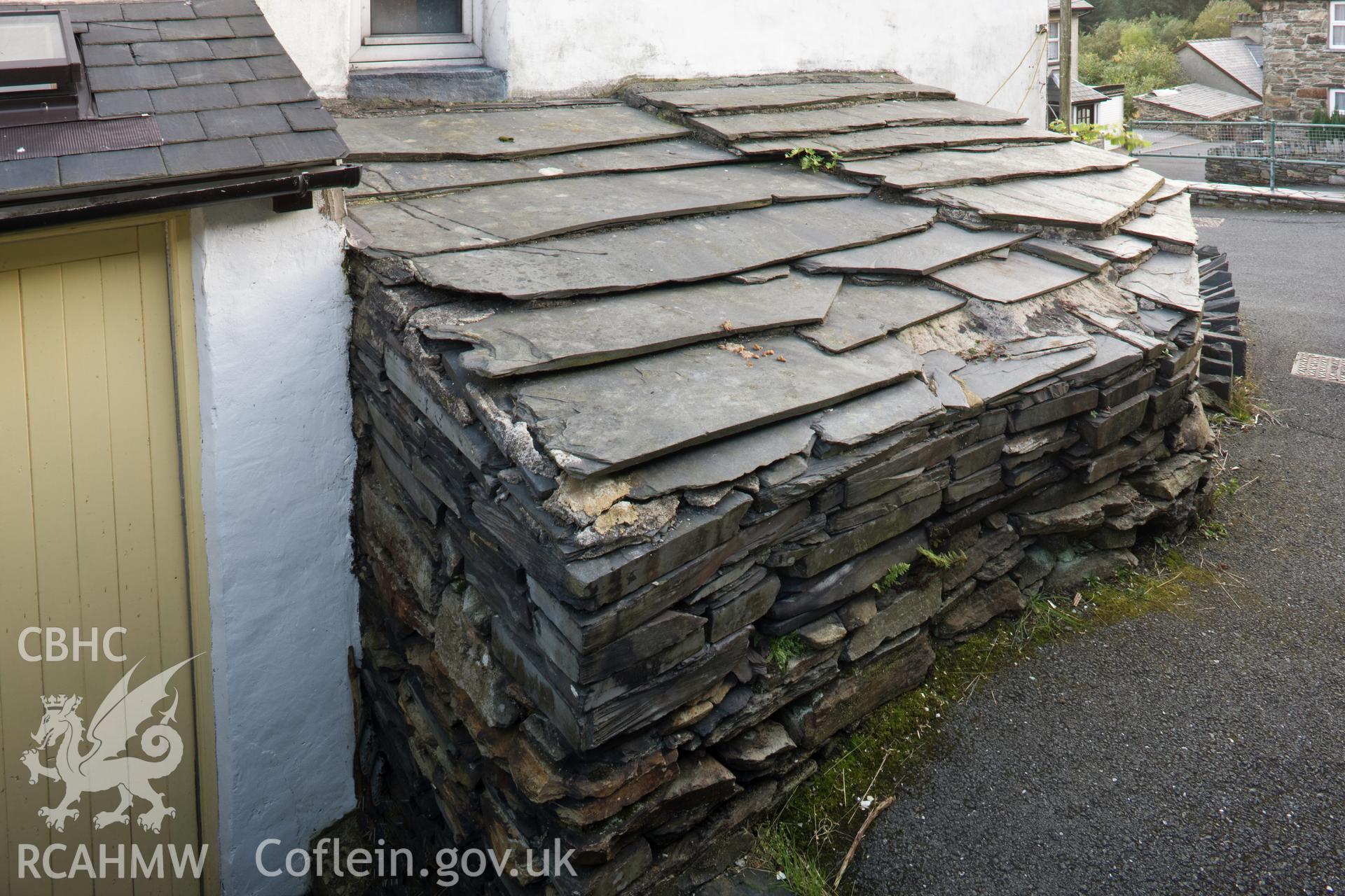 Slate slab roof, Tanyfron.