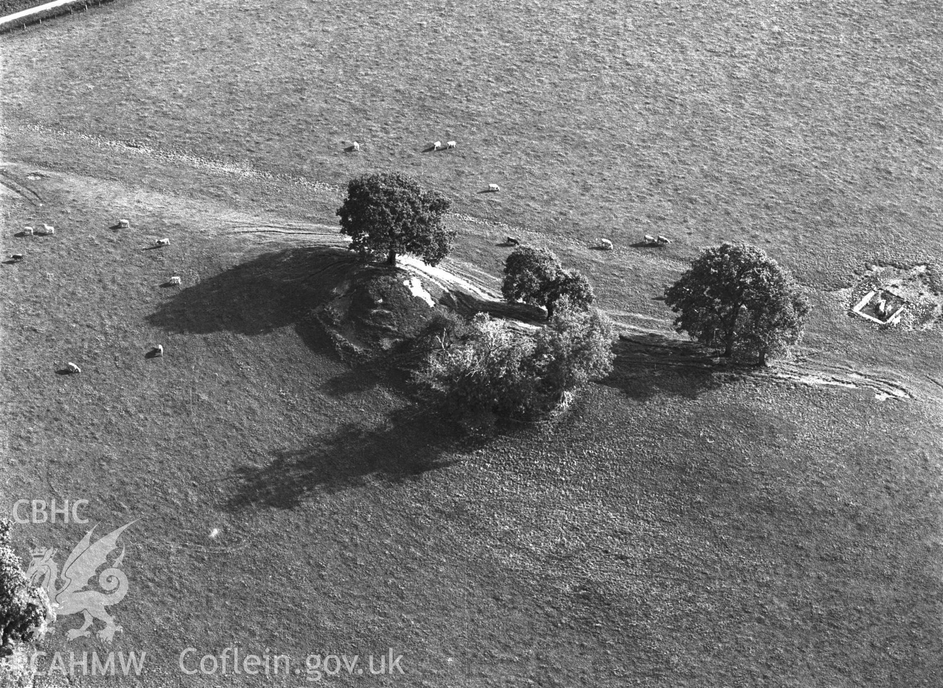 RCAHMW Black and white oblique aerial photograph of Llyssun Castle, Llanerfyl, taken by C.R. Musson, 09/10/94