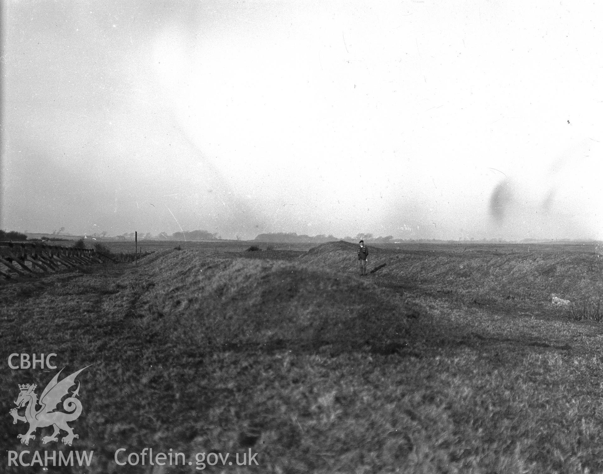 General view with figure.