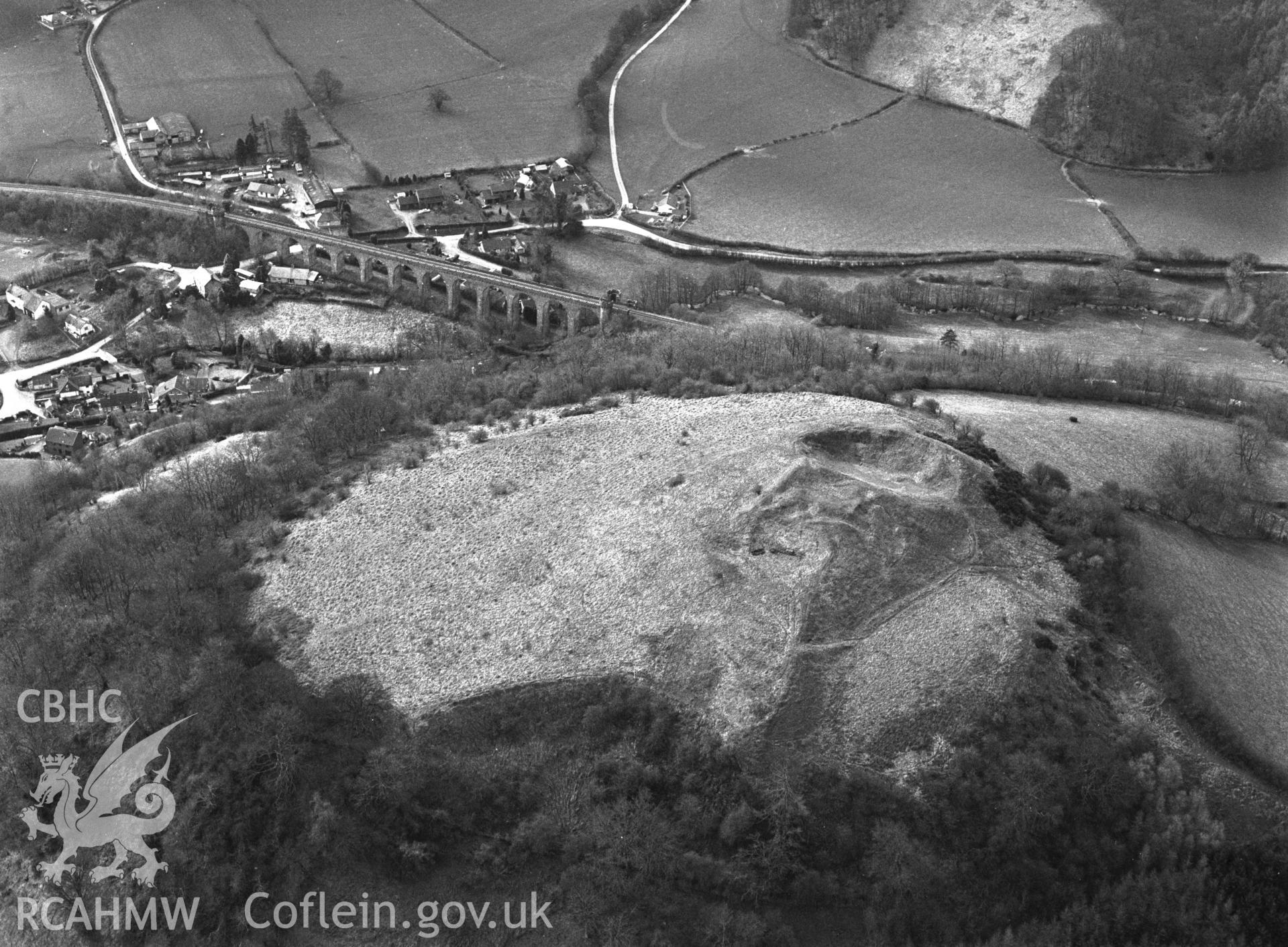 RCAHMW Black and white oblique aerial photograph of Cnwclas Castle, Beguildy, taken on 14/03/1999 by CR Musson