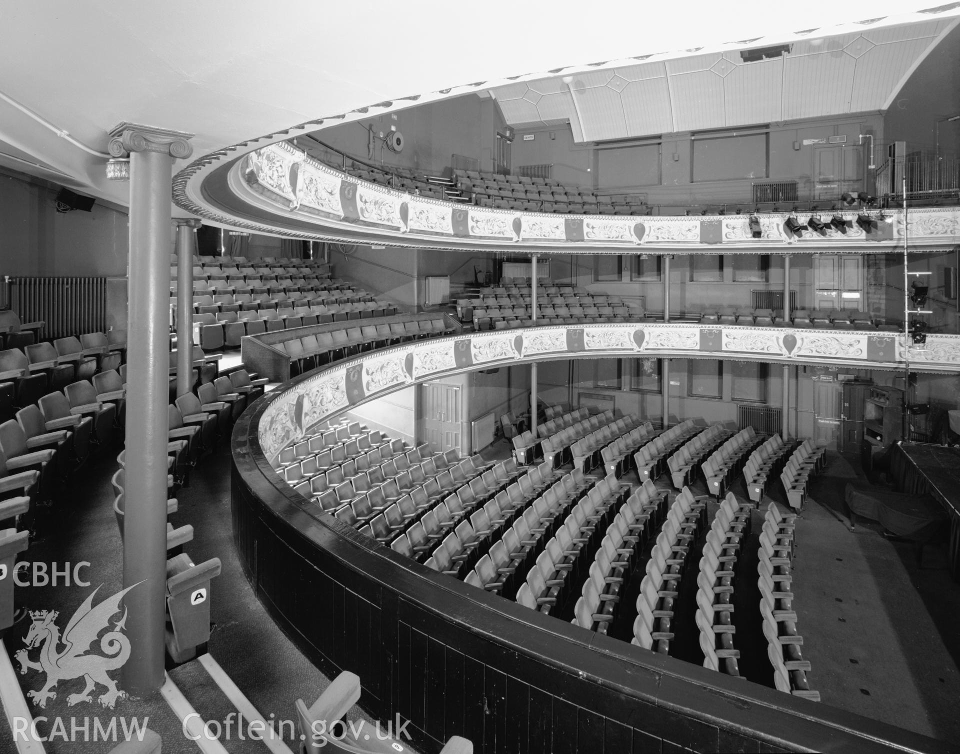 Interior, middle circle