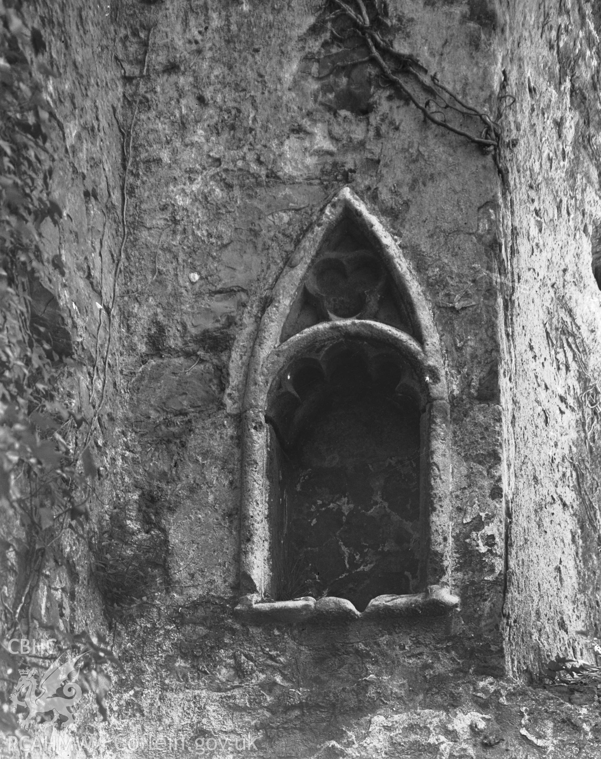 Piscina in the chapel on the second floor of the keep.