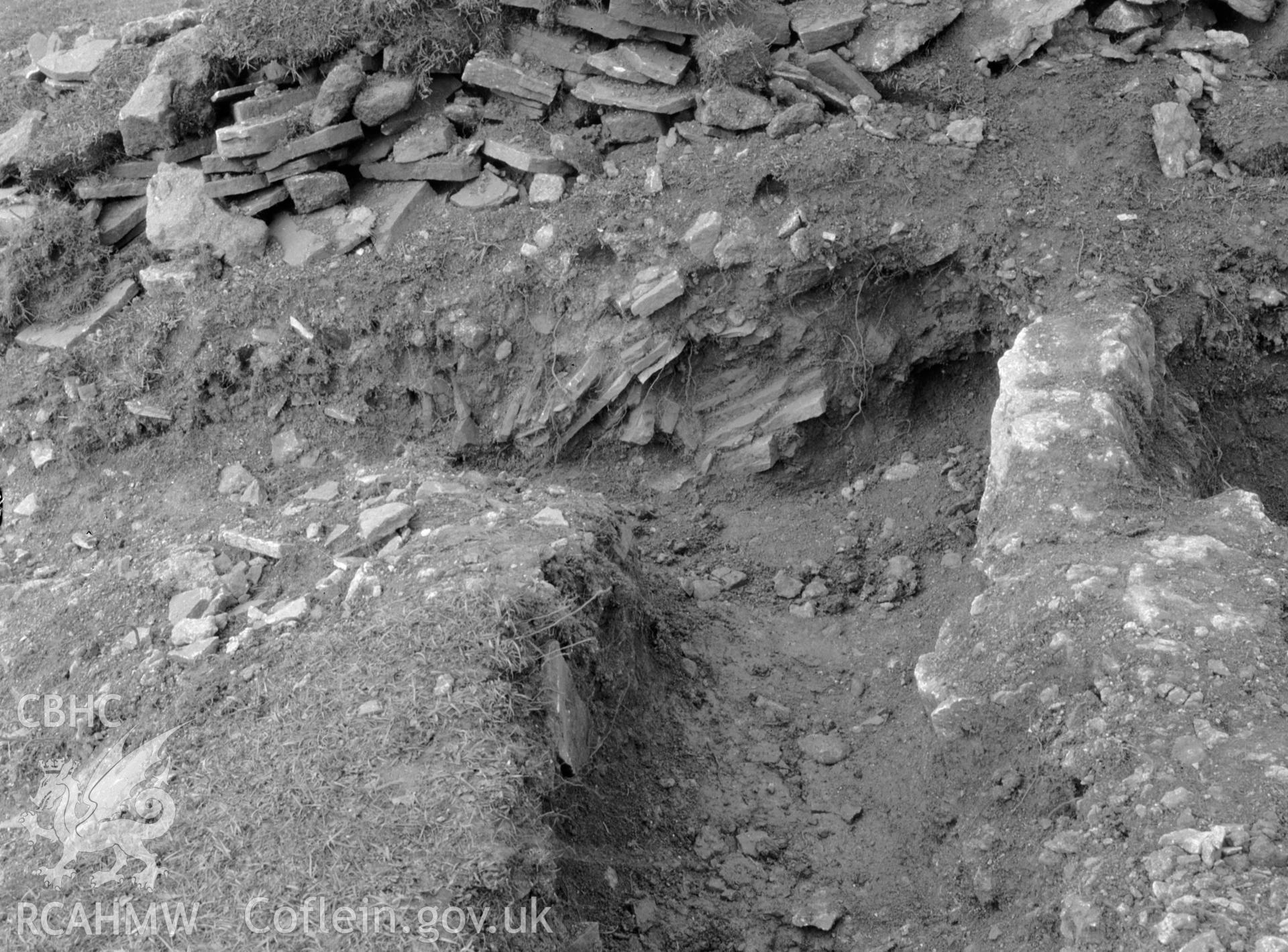 Walling under the mound on the south-west of the chamber and slab ramp stopping short of it, taken during the first season of excavation, October 1930.