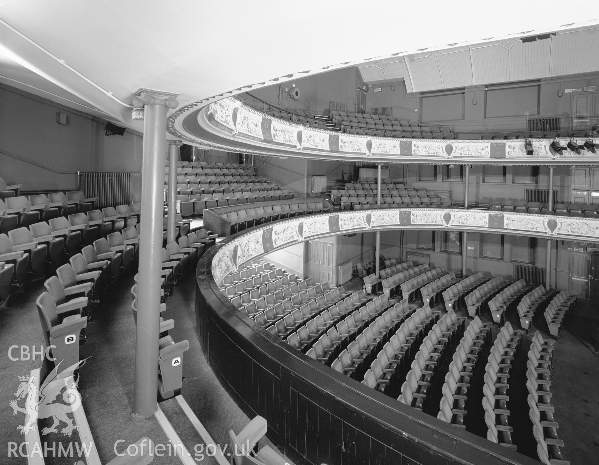 Interior, middle circle