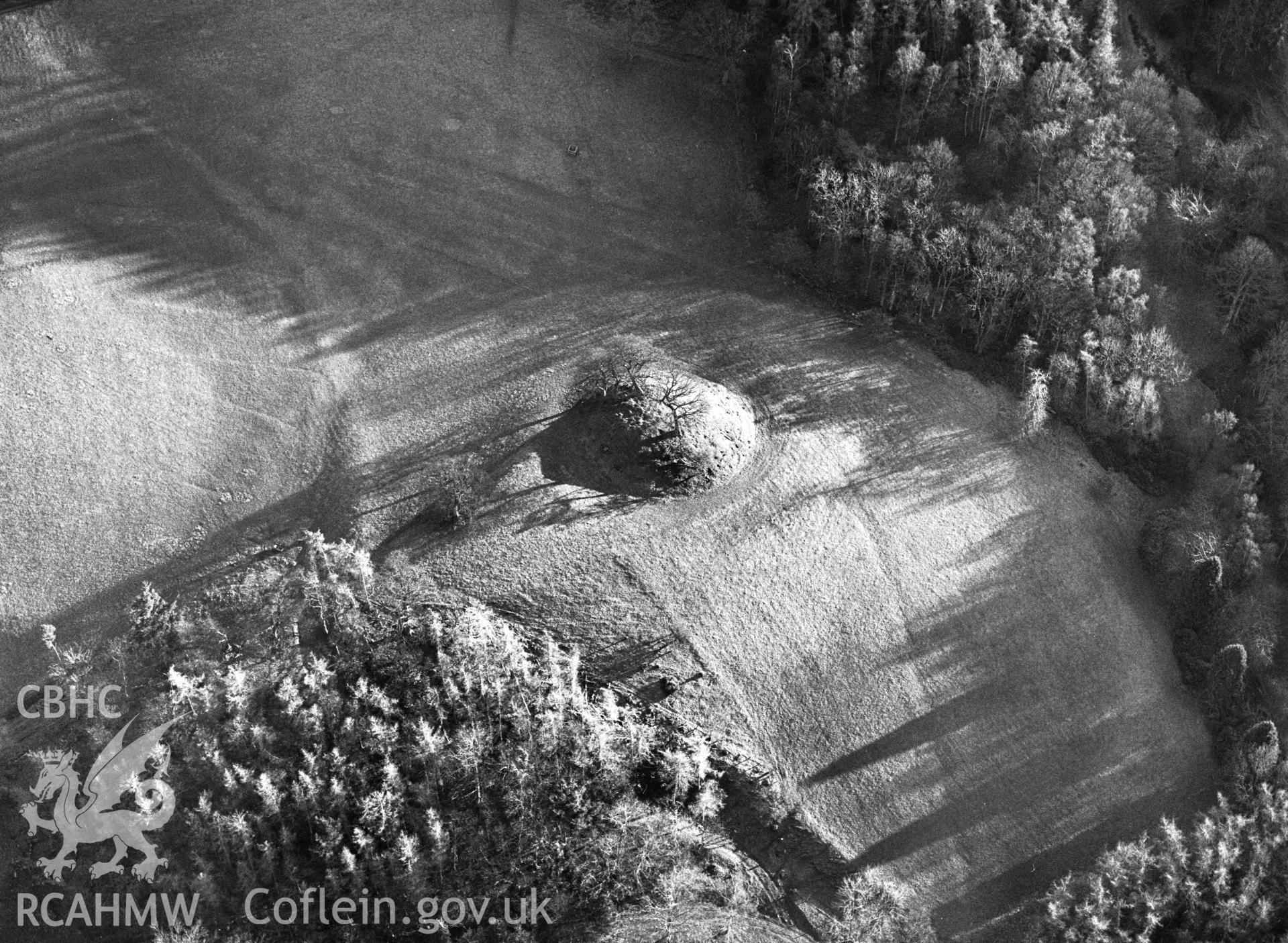 RCAHMW Black and white oblique aerial photograph of Bron-felin Castle, Llandinam, taken on 20/12/1998 by CR Musson