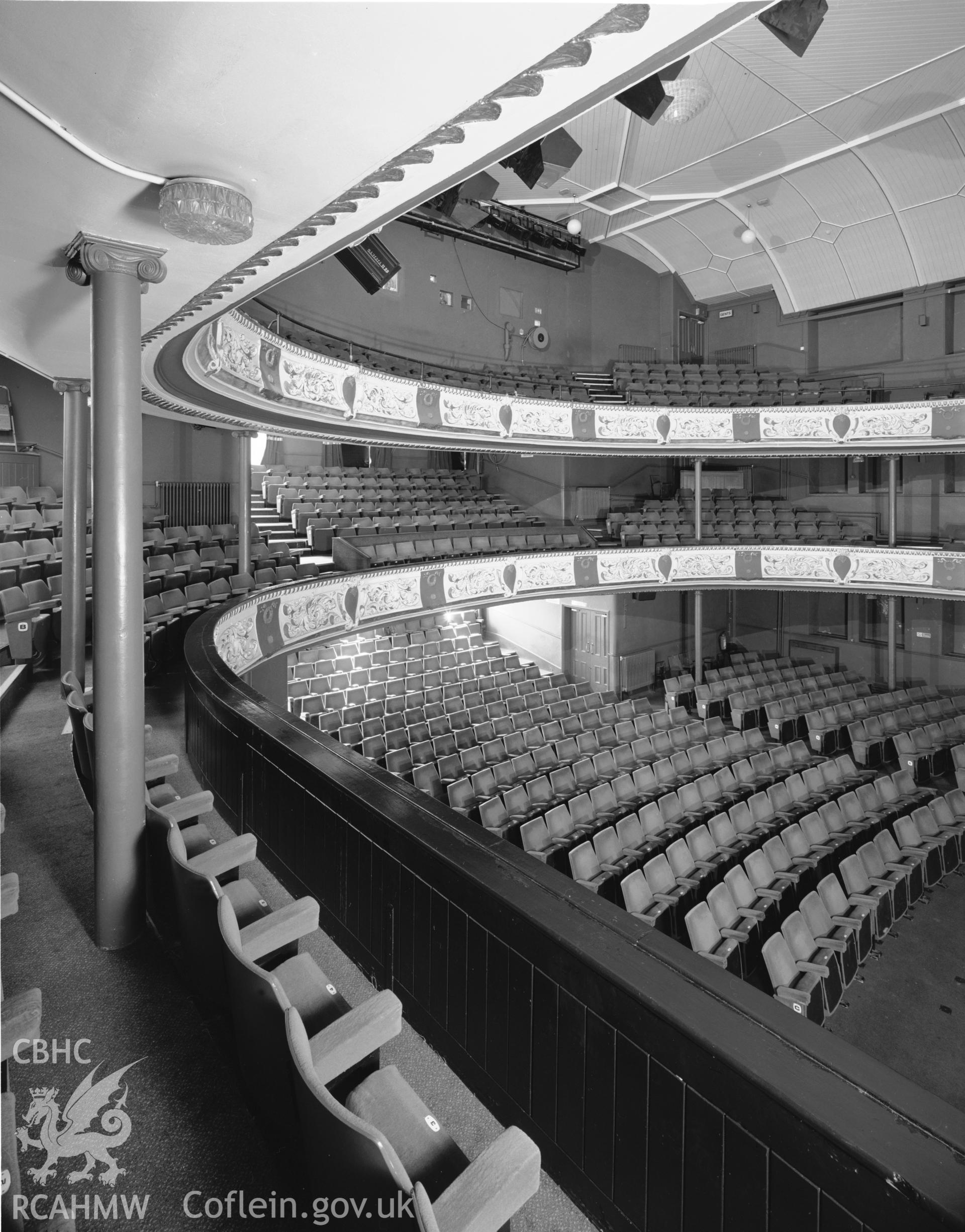 Interior, middle circle