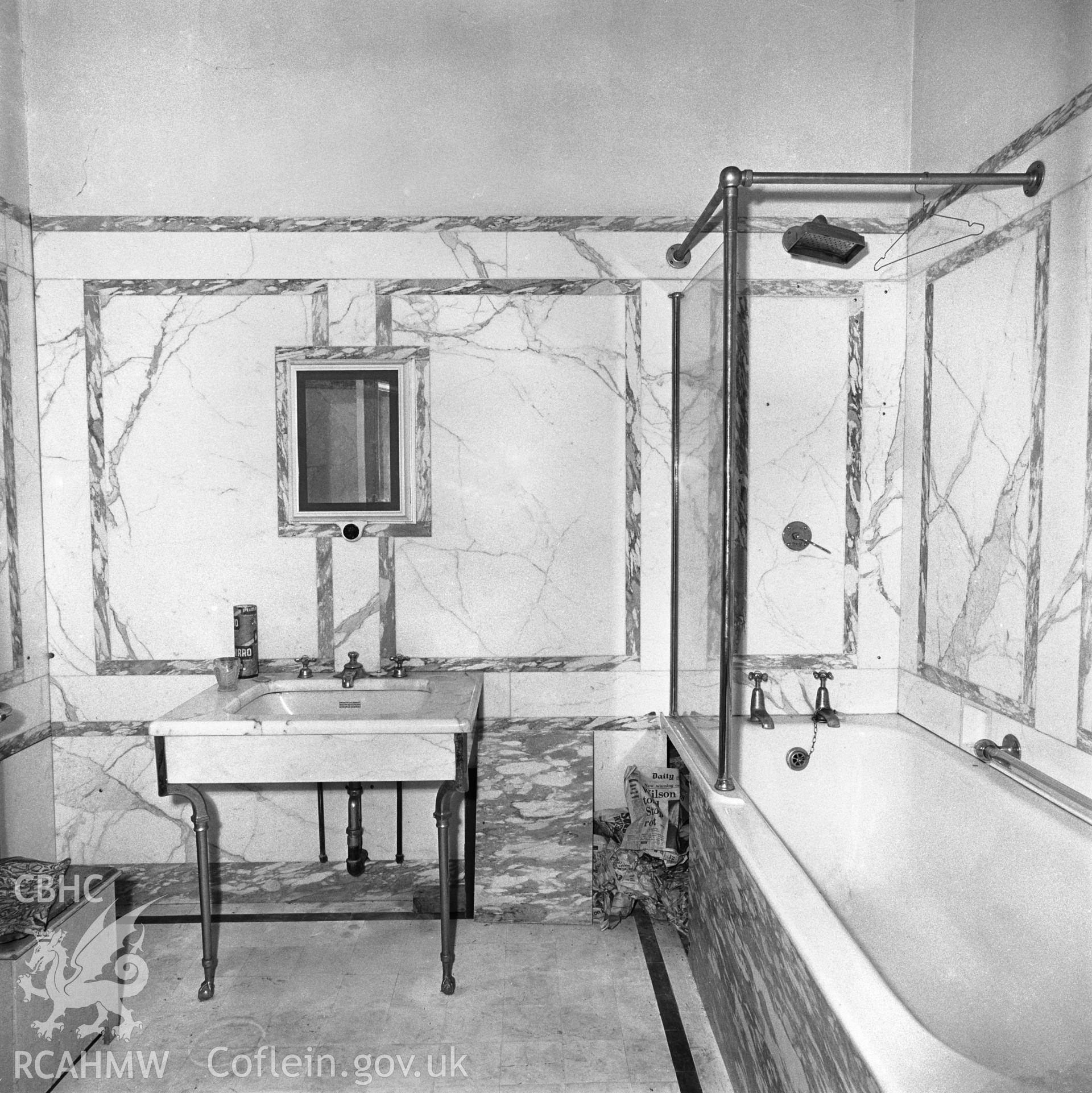 Pigeonsford mansion bathroom.