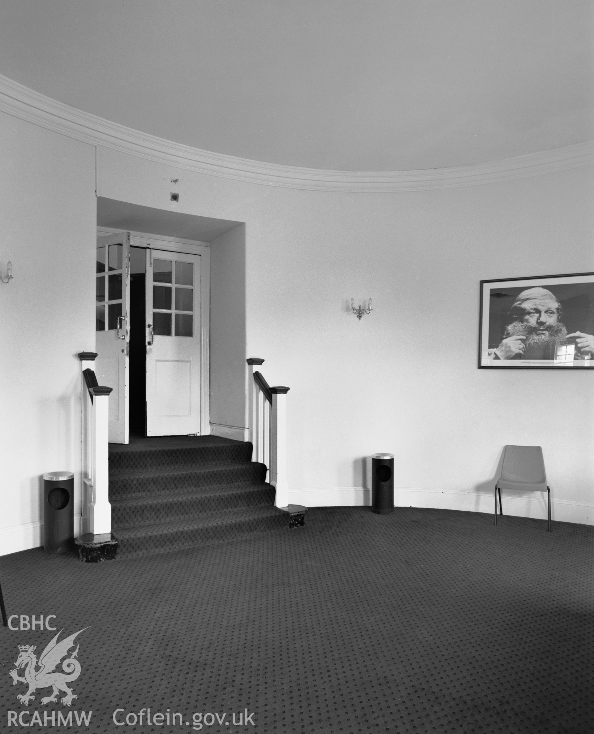 Upper circle bar