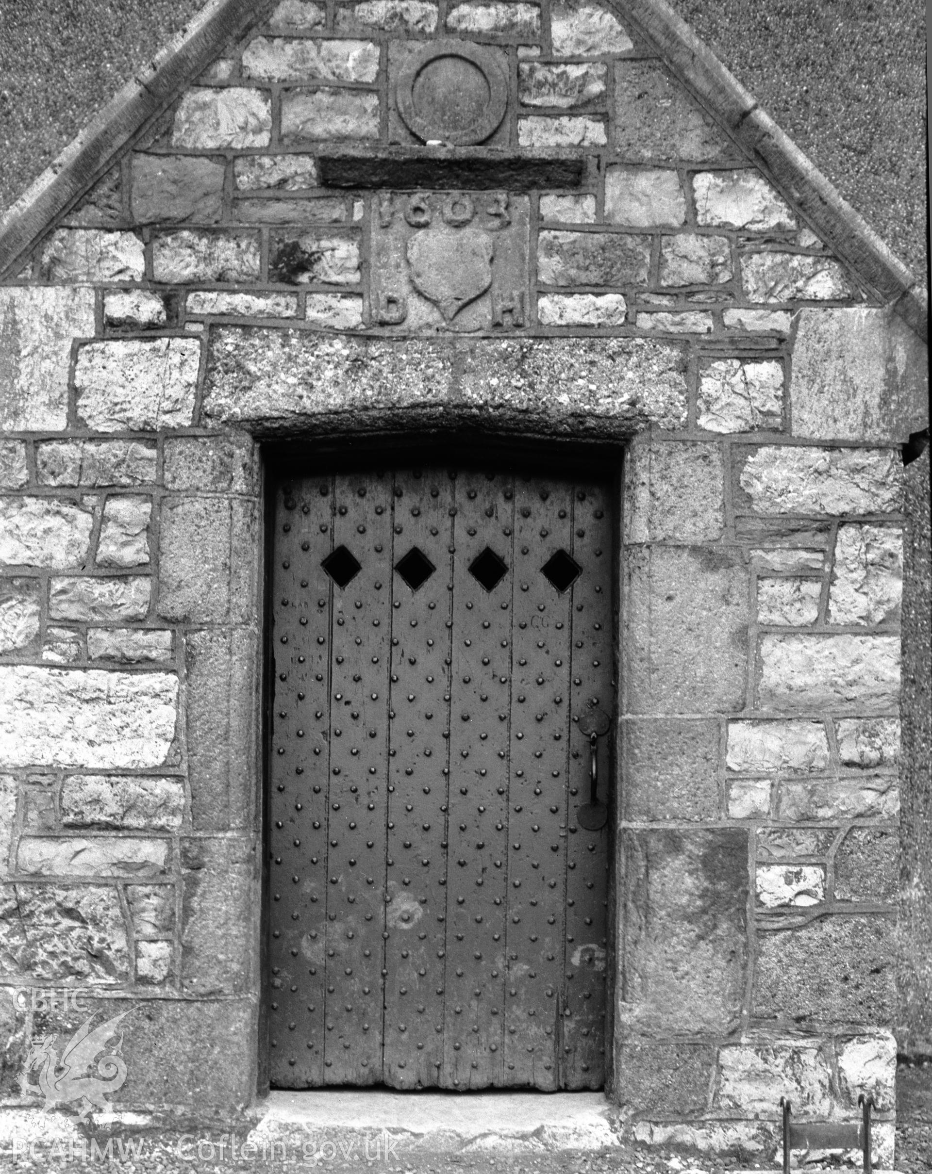 Extract  of text from the RCAHMW inventory, black and white photo, and ink drawing showing detail of jamb and head moulding for the Old School, Beaumaris.