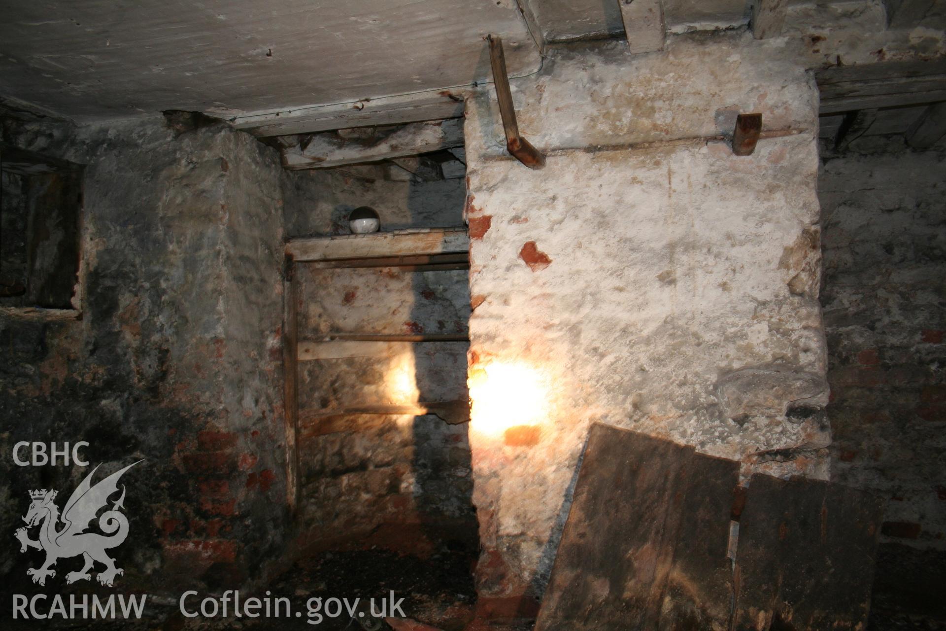 Basement under parlour showing cross-wall