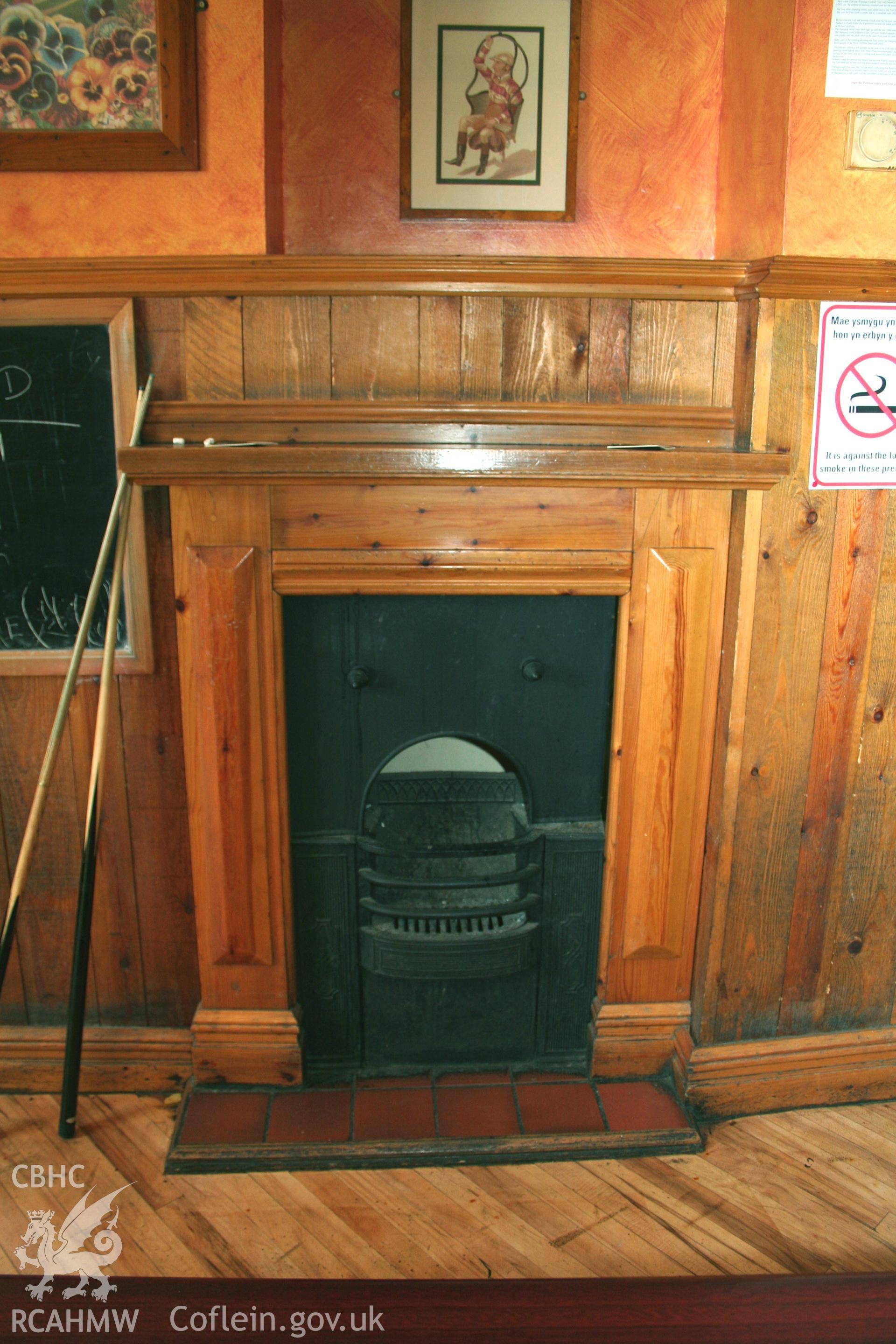 Turf Hotel, Mold Road, Wrexham. Interior, fireplace in rear-room.