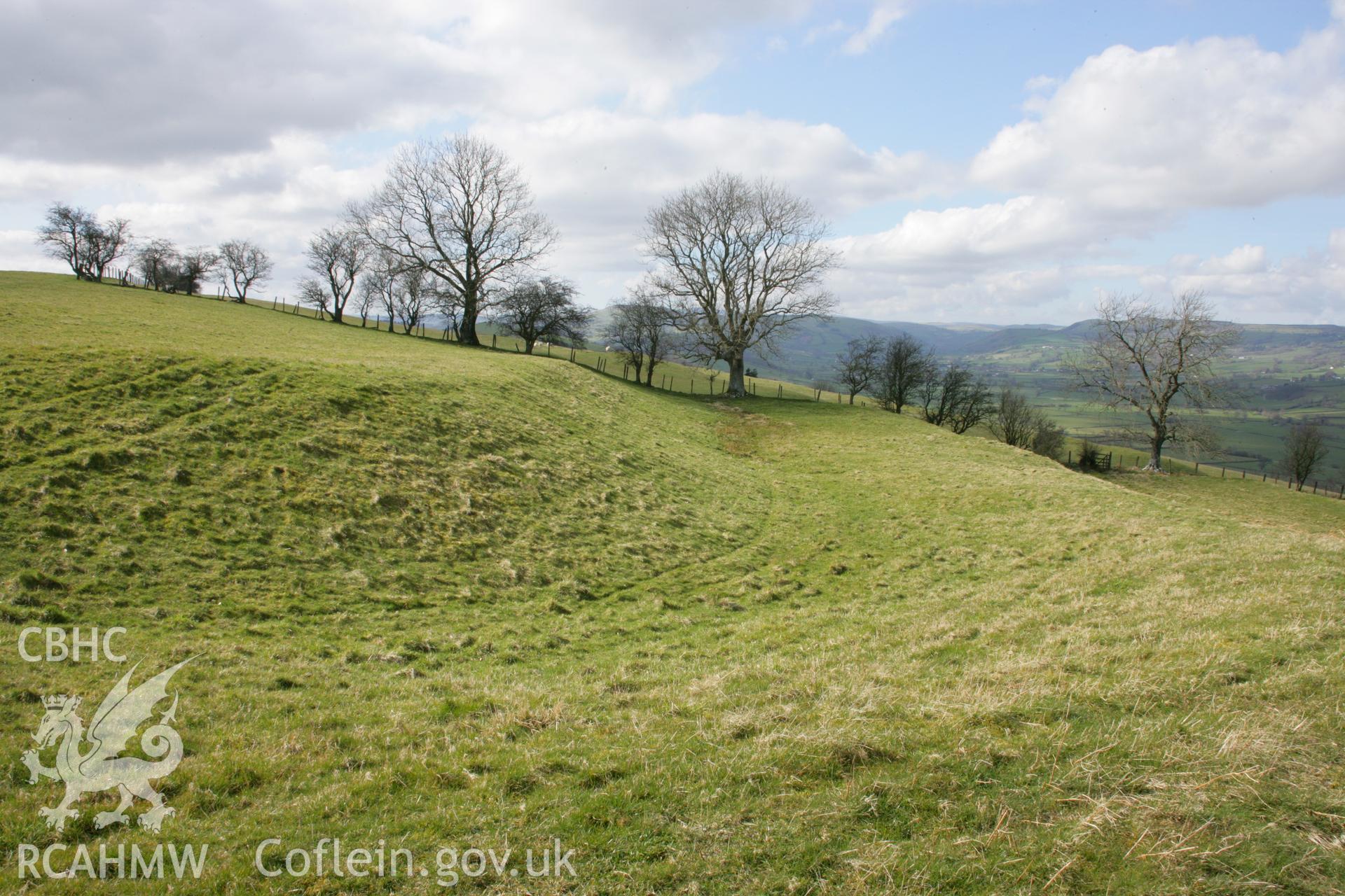 Cefn Carnedd: ramparts flanking north side of main eastern gateway, view looking west towards spring head.
