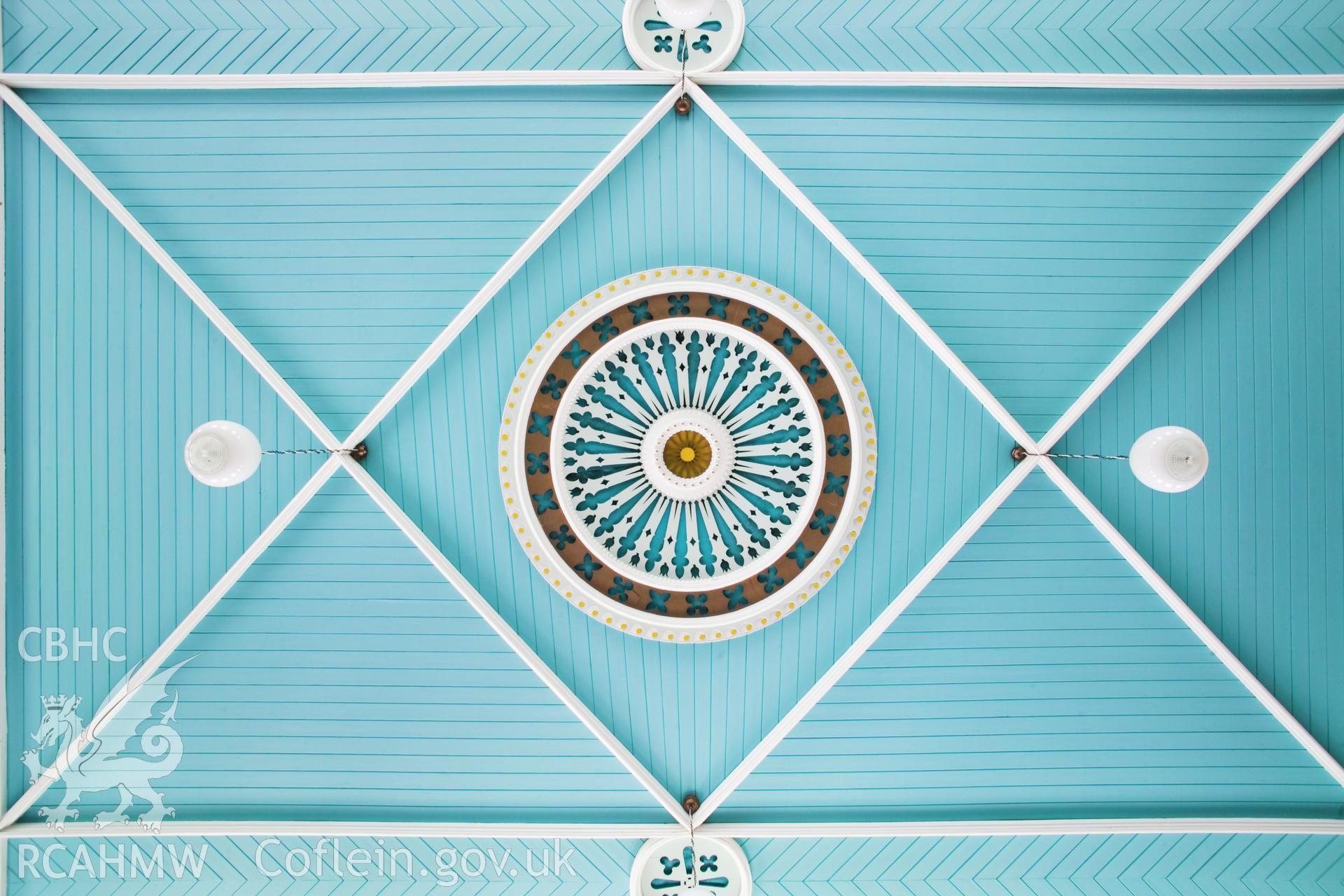 Central ceiling decoration.