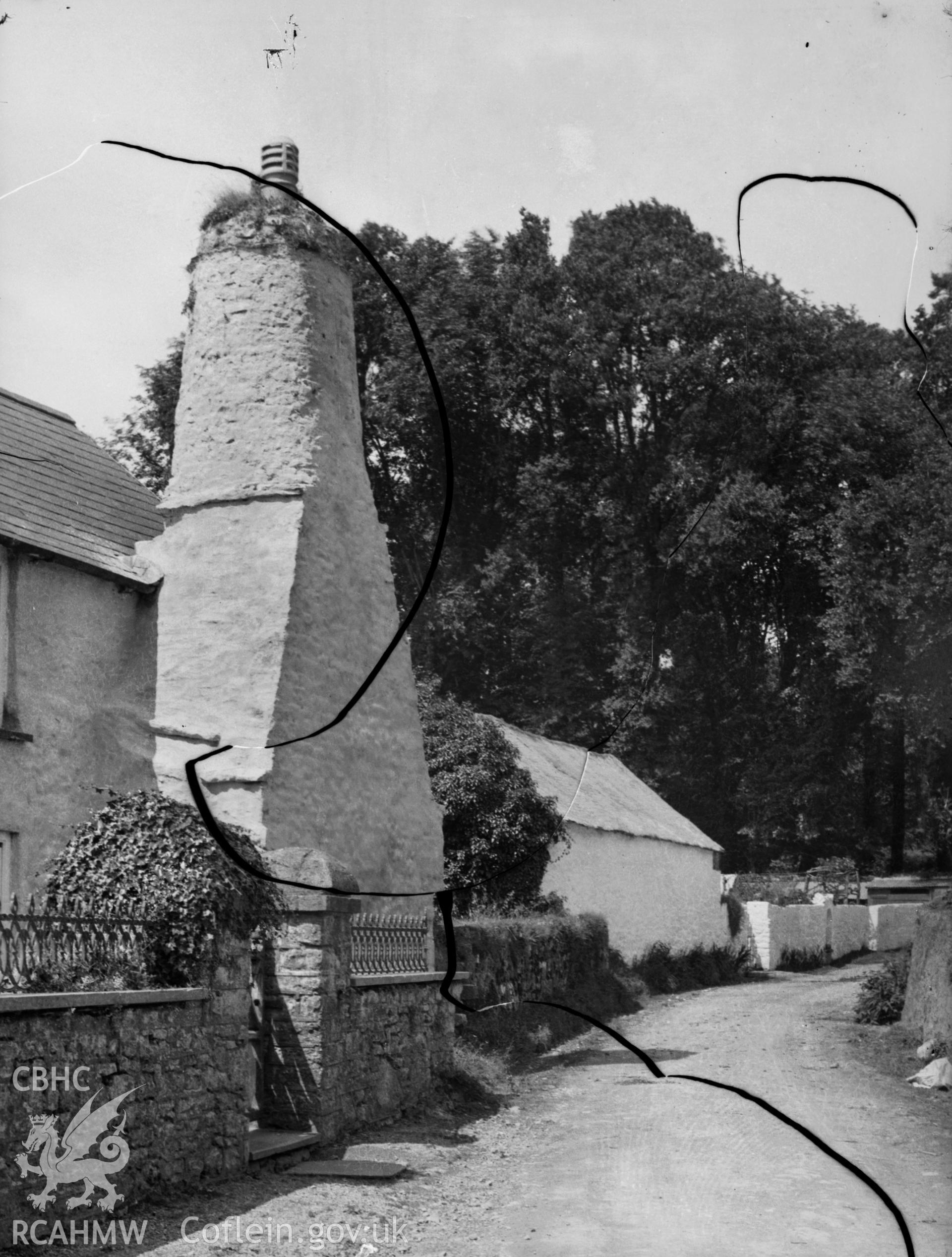 Black and white photo showing Old Chimneys, St Florence.