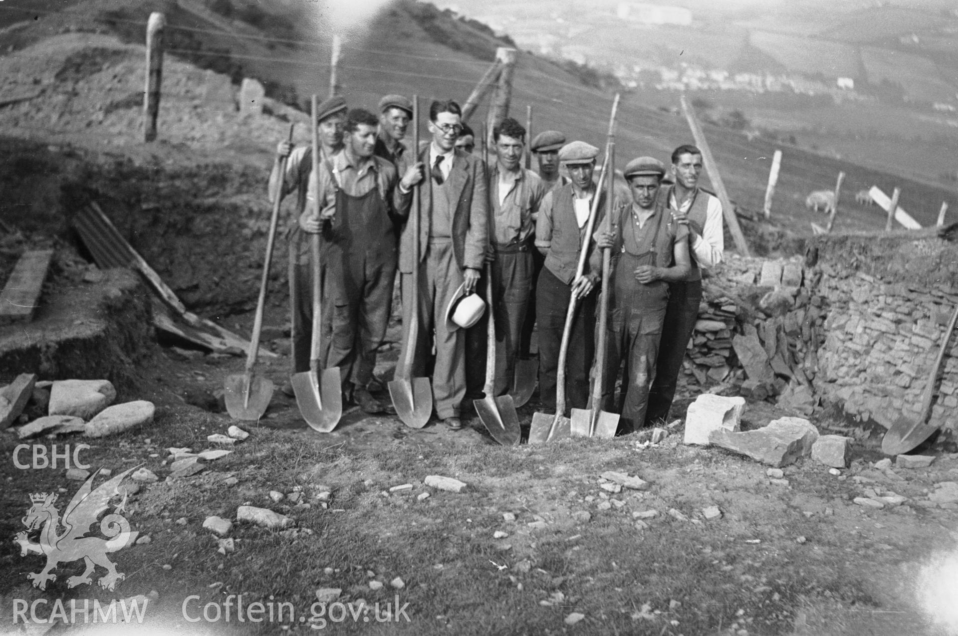 View showing digging team at Isthmus Gate