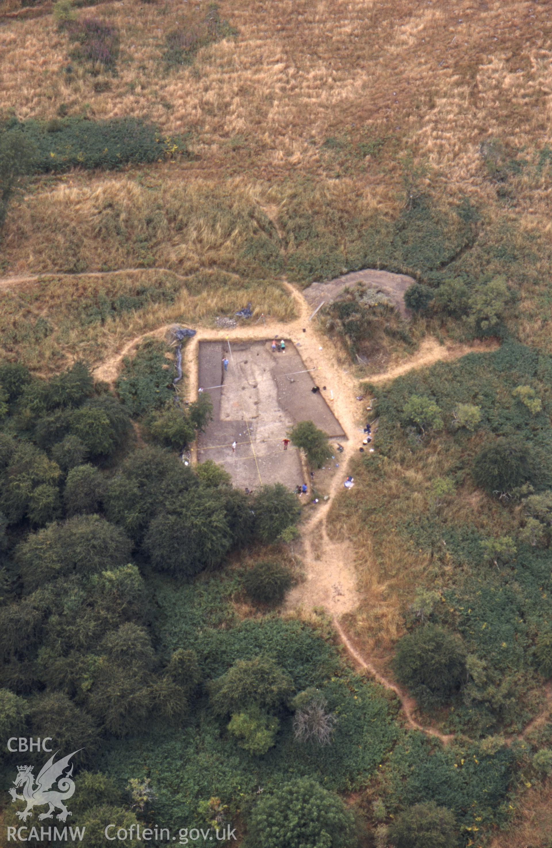RCAHMW colour slide oblique aerial photograph of Newpieces Enclosure, Breiddin Hill, Bausley With Criggion, taken on 02/08/1999 by Toby Driver