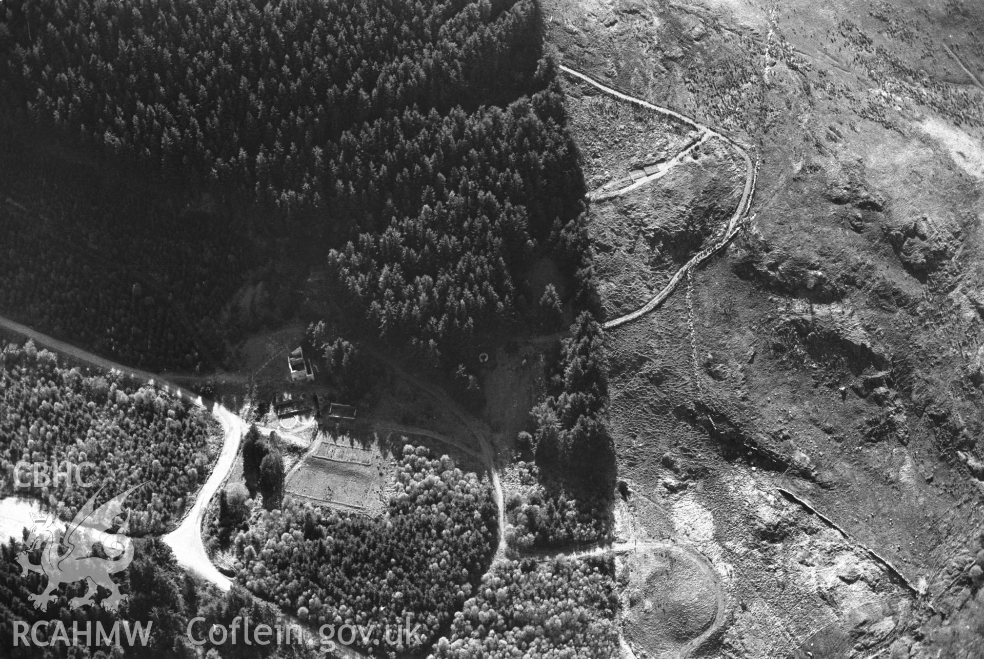 RCAHMW Black and white oblique aerial photograph of Ystrad Einion Lead Mine, Ysgubor-y-coed, taken on 29/04/1999 by Toby Driver