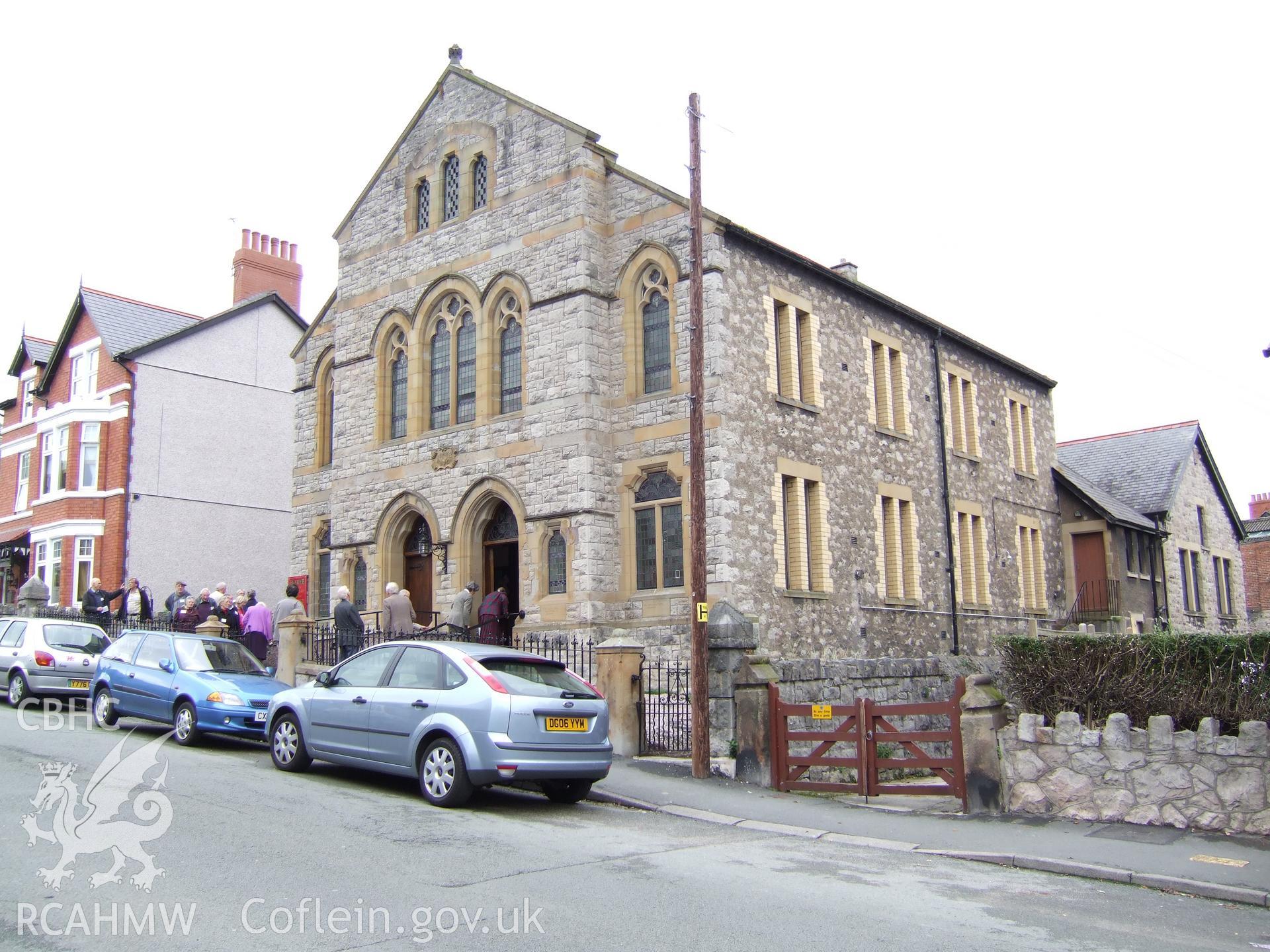 Main Rhiw Road SE gable front & NE side & surroundings.