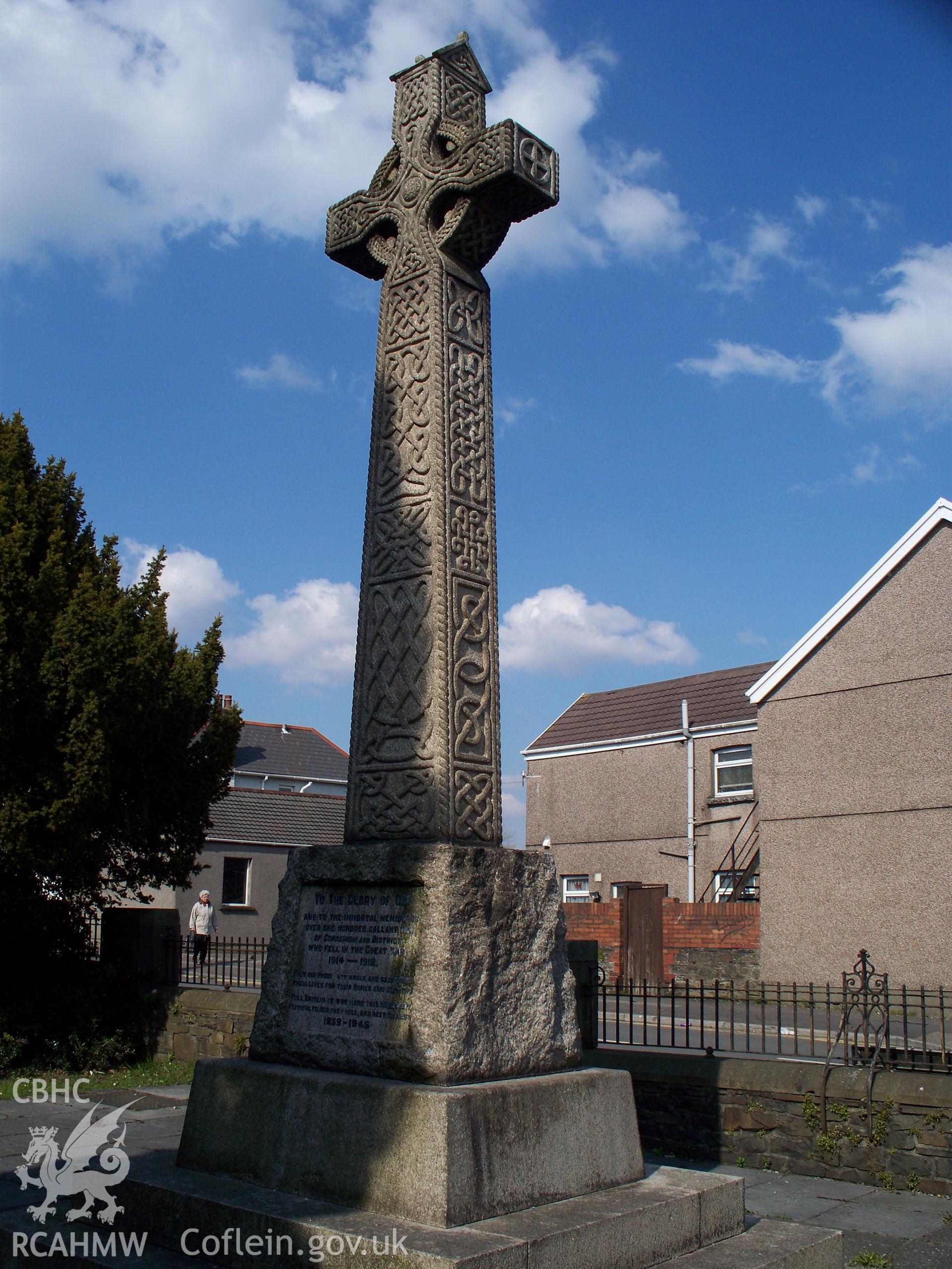 Celtic Cross war memorial to over 100 from the south.
