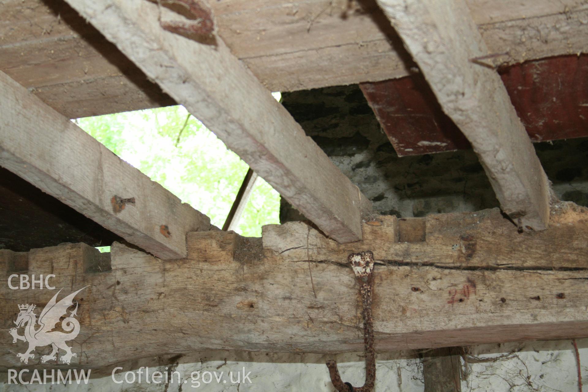 Stable ceiling-beam & joists.