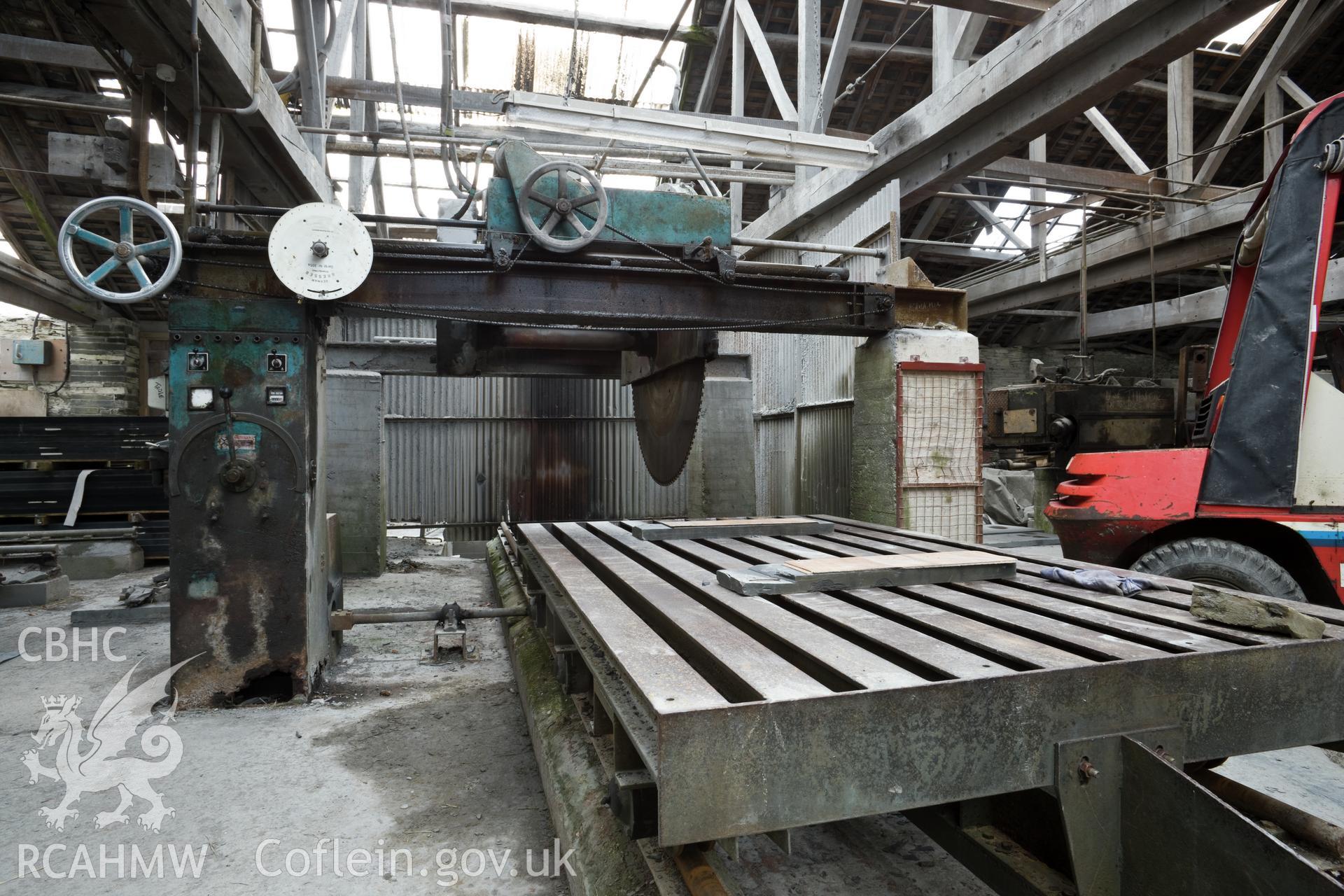Slate saw, with moving bed.