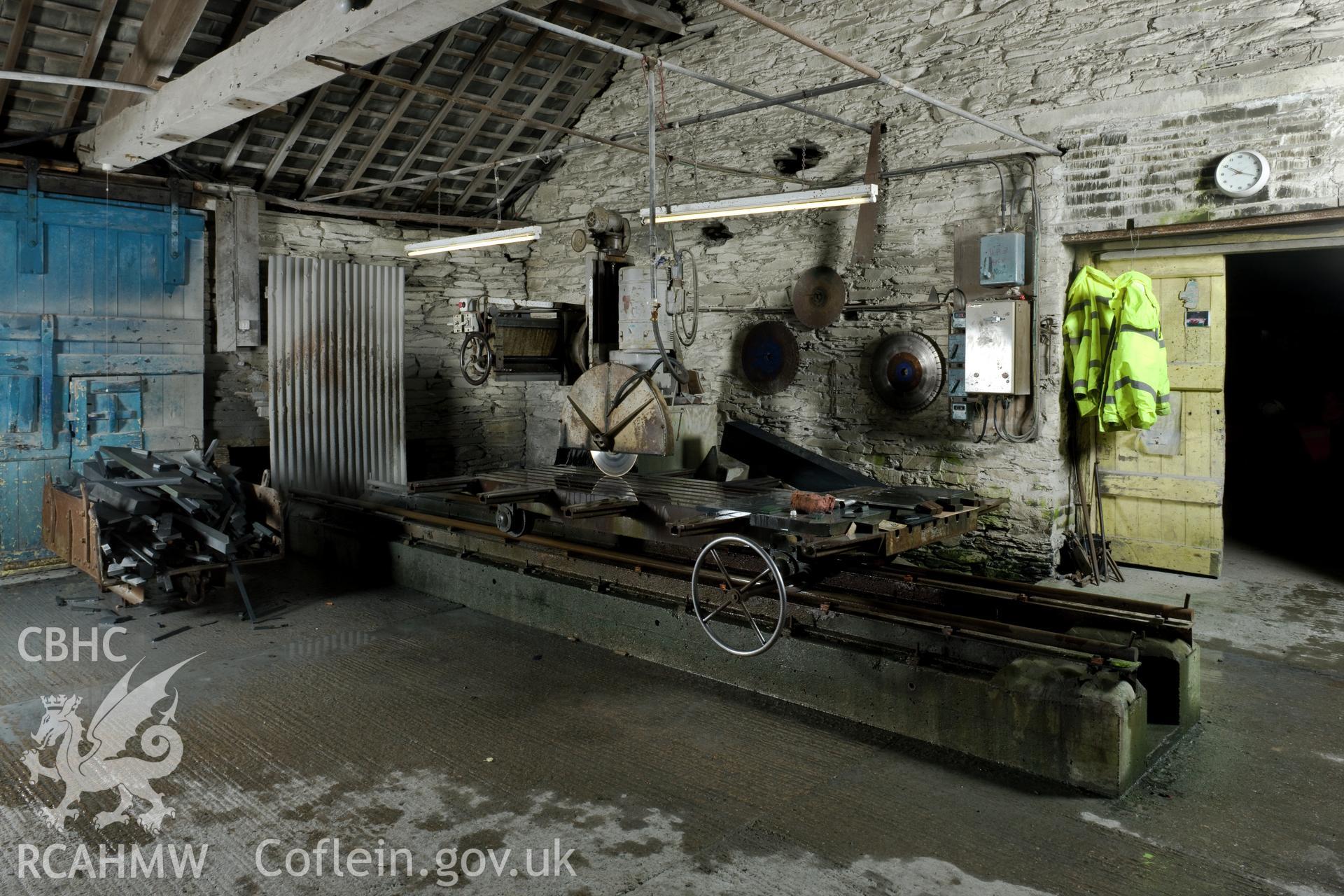 Slate saw, with moving bed.