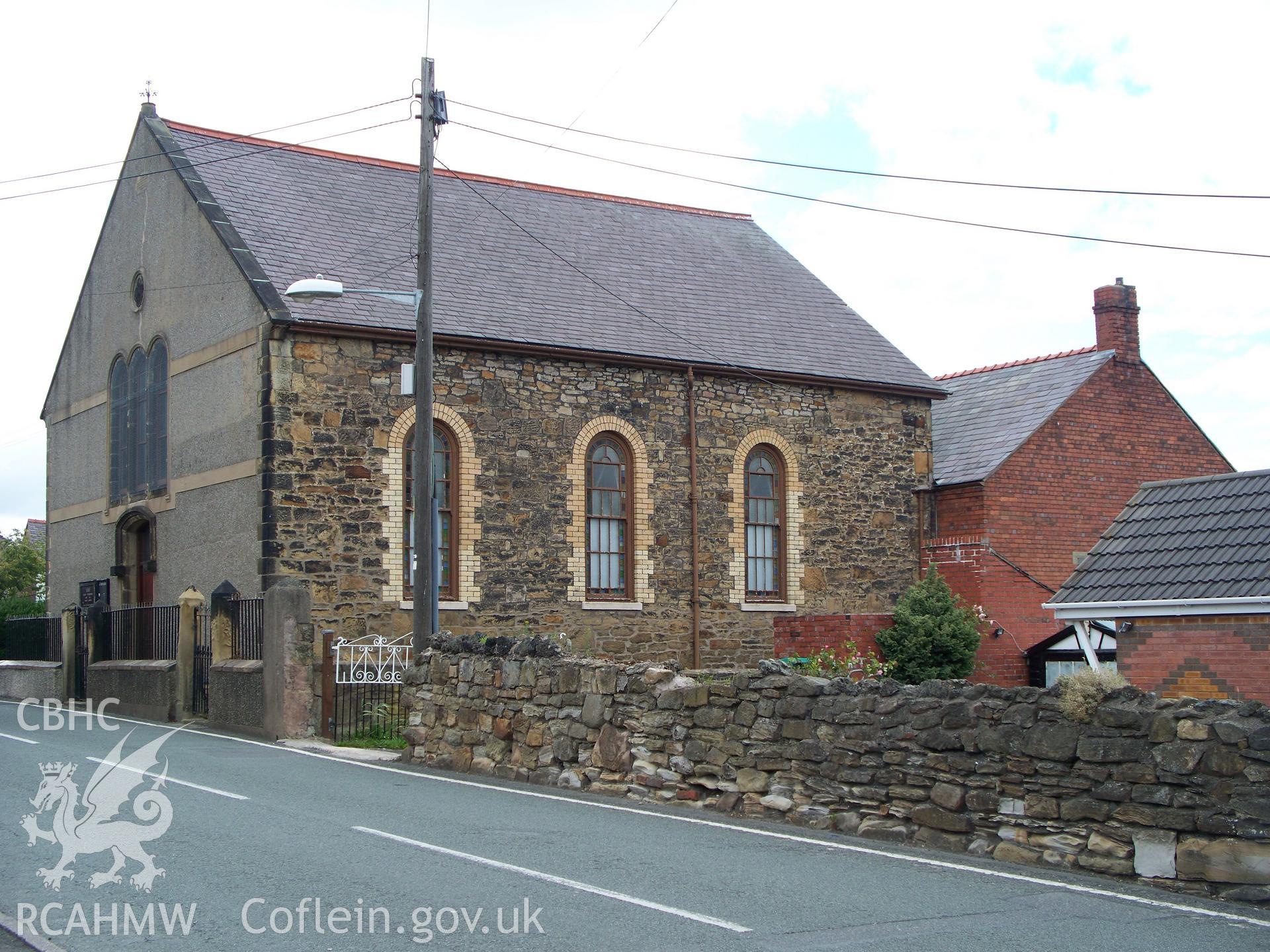 South Stryt Isa gable-end entrance facade & east side with rear Sunday School at right.
