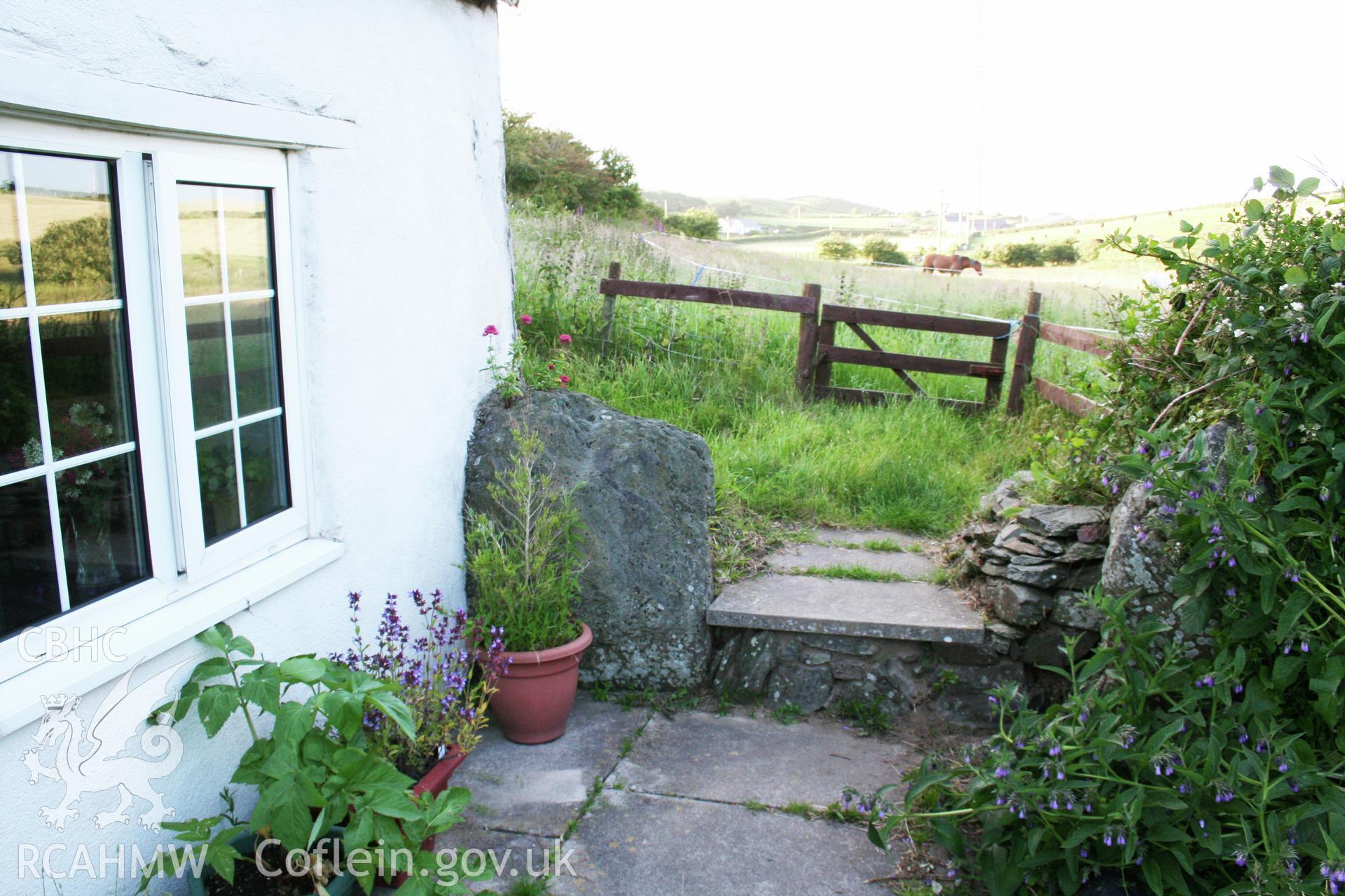 Cottage, east elevation & gate-posts.