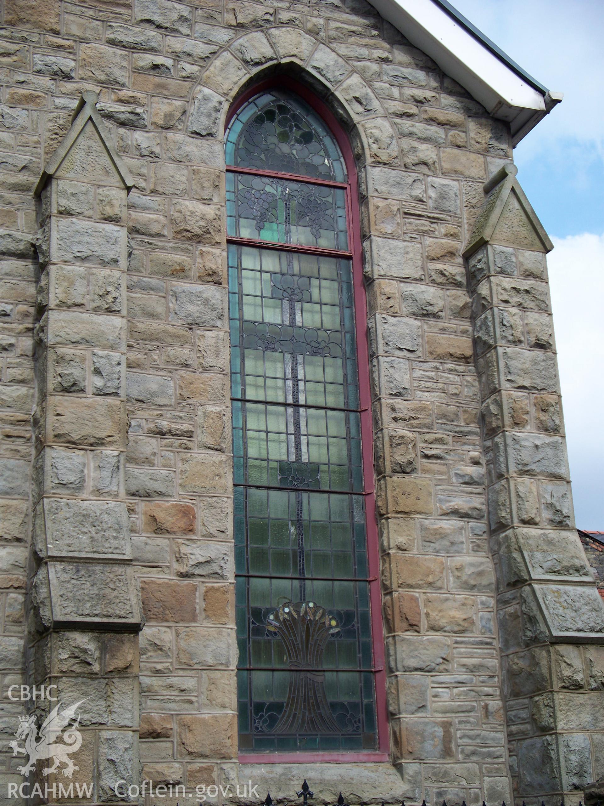 Side lancet in SW fa?ade with Art Nouveau 'true vine' glass.