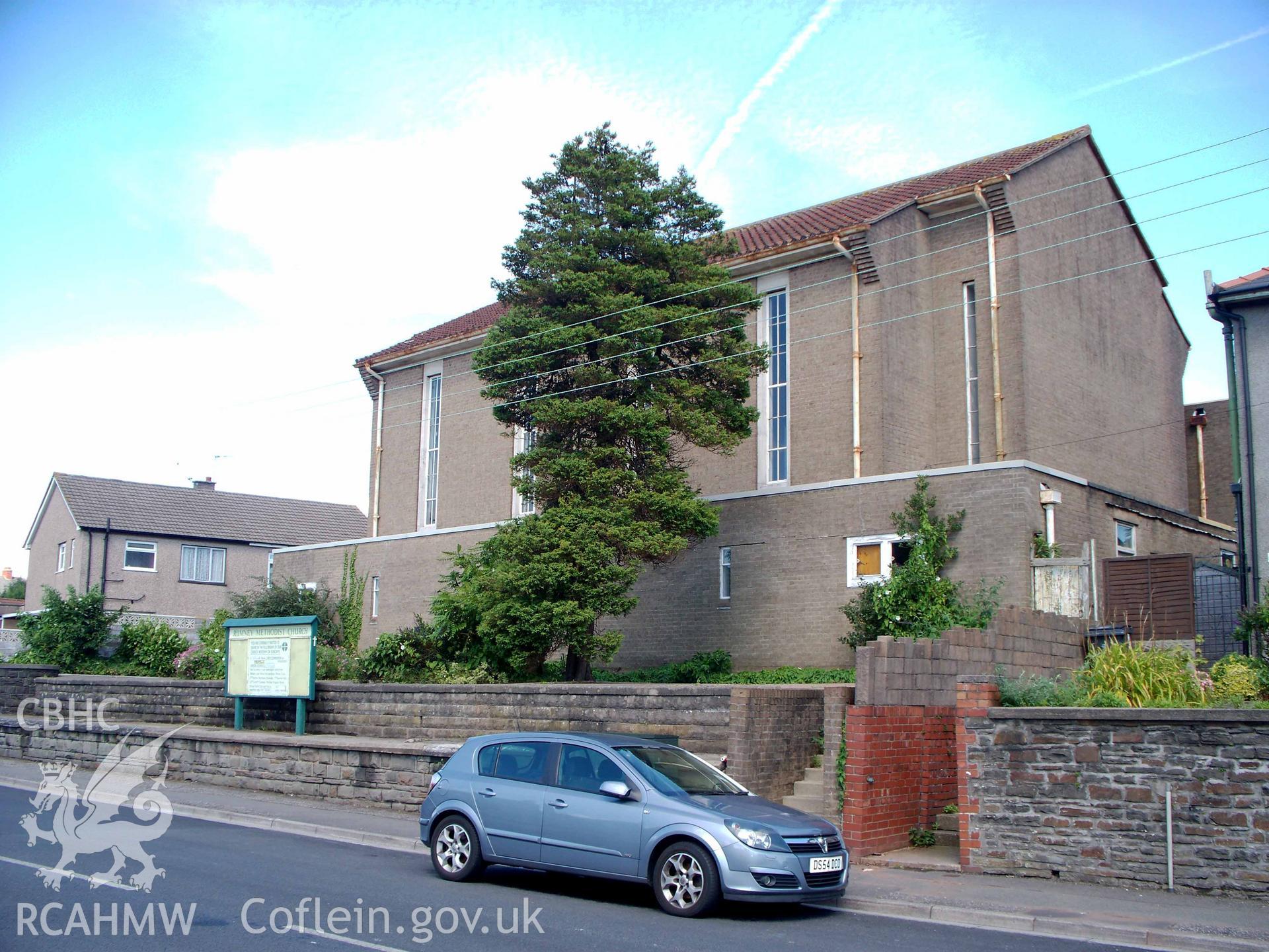 SW road side & SE gable-end from the south.